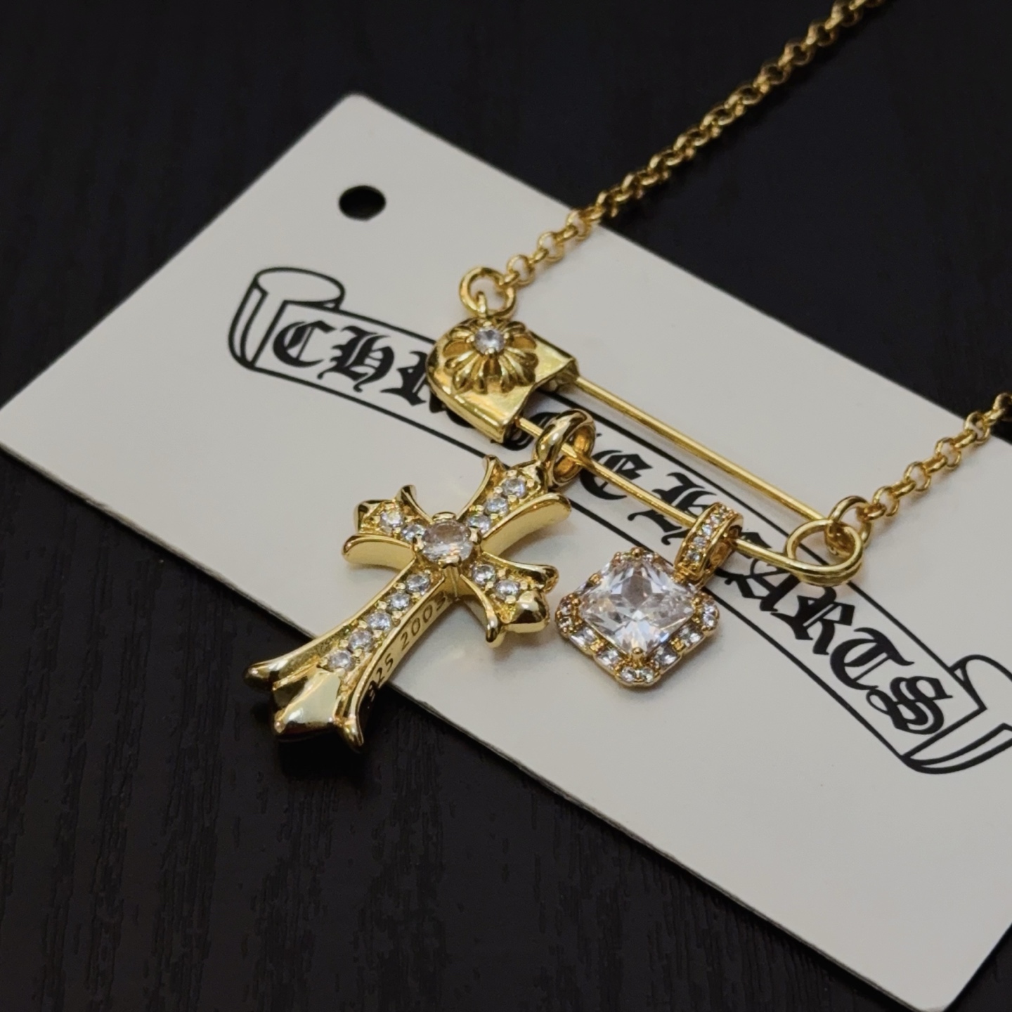   新款【专柜品质】Chrome Hearts克罗心别针白钻十字架项链，凹凸造型不同的花纹设计风格呈现出