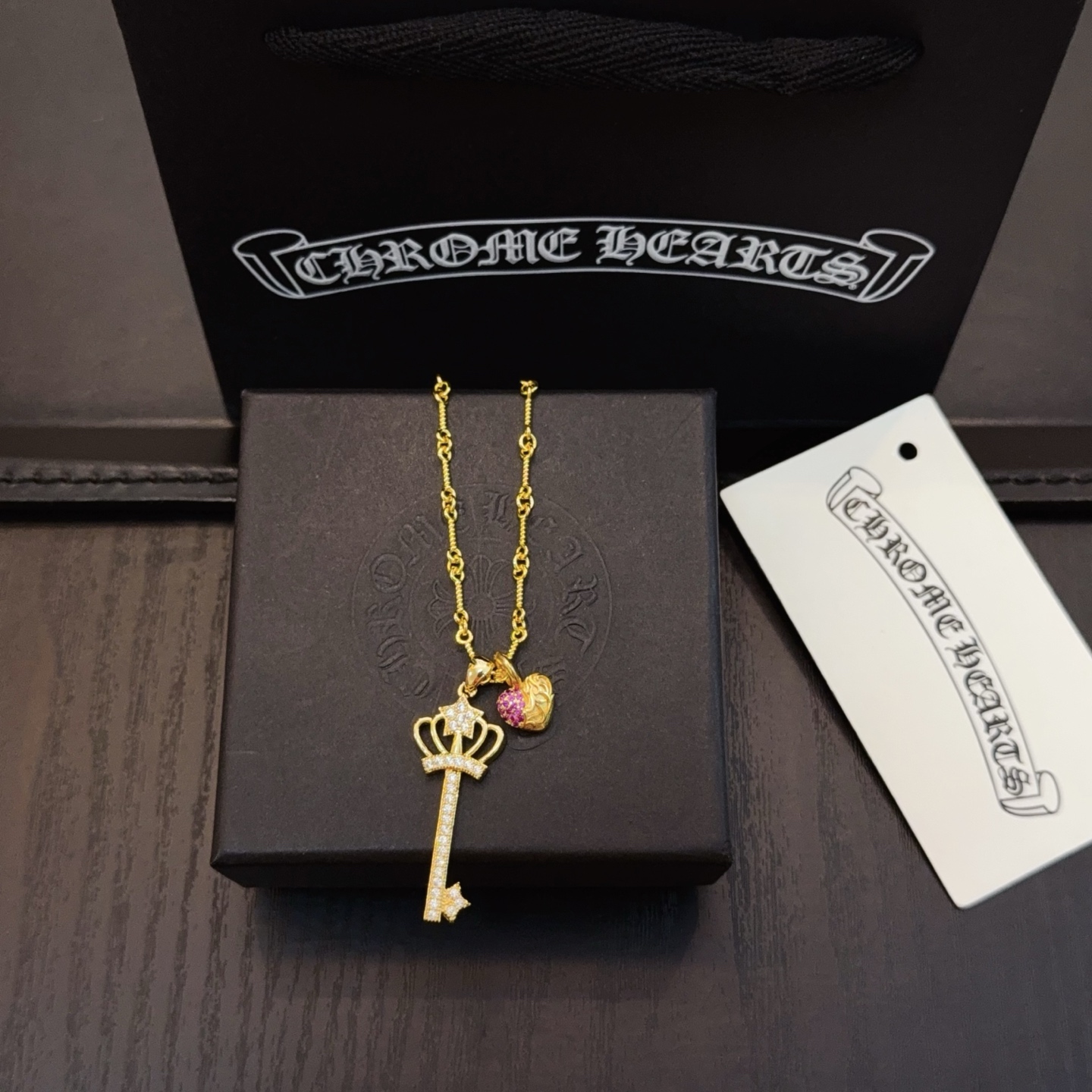   新款【专柜品质】Chrome Hearts克罗心皇冠钥匙爱心项链，凹凸造型不同的花纹设计风格呈现出与