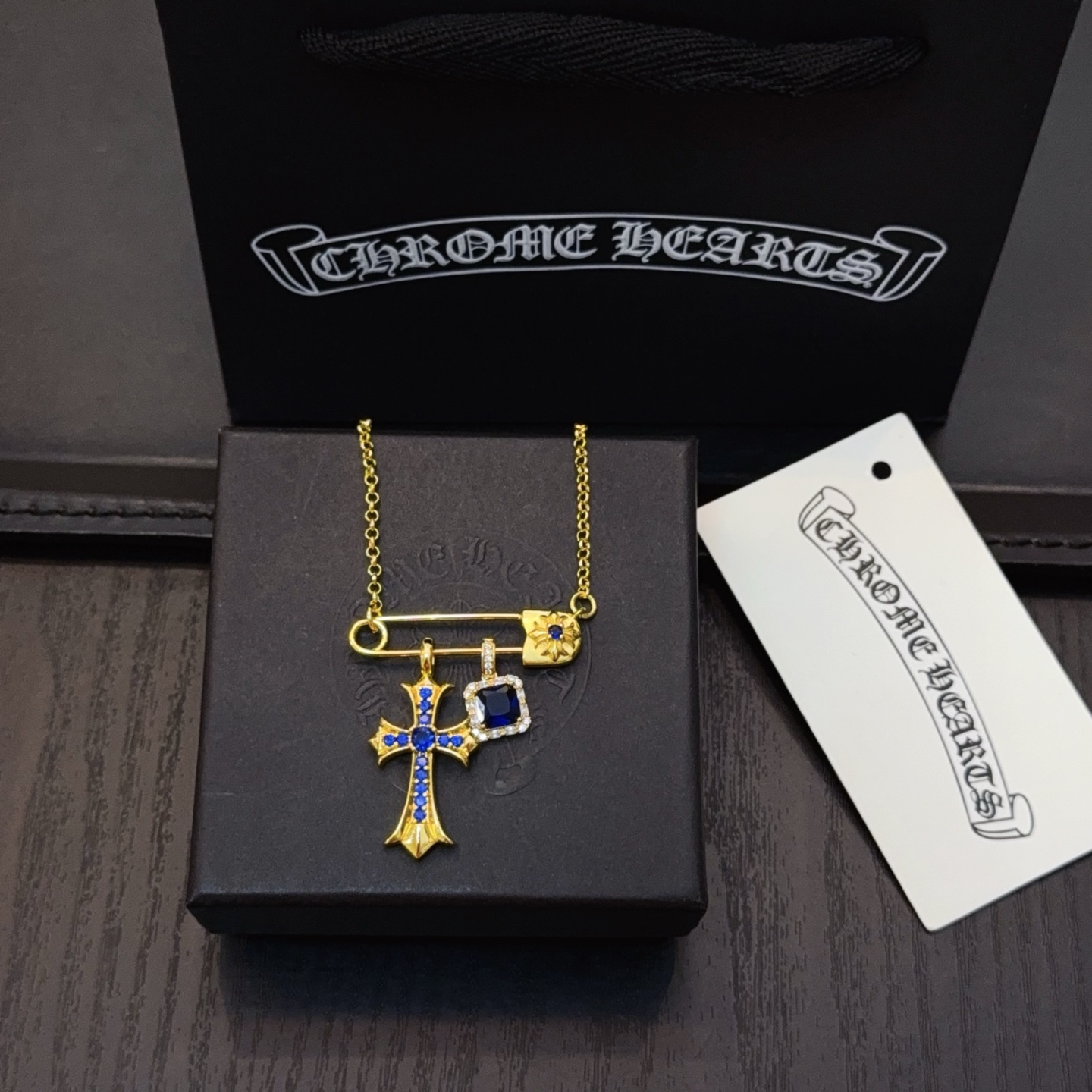   新款【专柜品质】Chrome Hearts克罗心别针宝蓝钻十字架项链，凹凸造型不同的花纹设计风格呈现