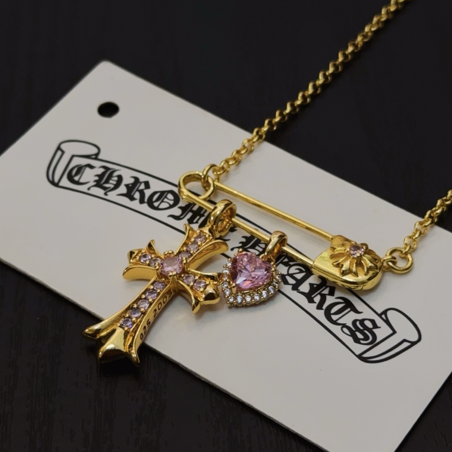   新款【专柜品质】Chrome Hearts克罗心别针粉钻十字架项链，凹凸造型不同的花纹设计风格呈现出
