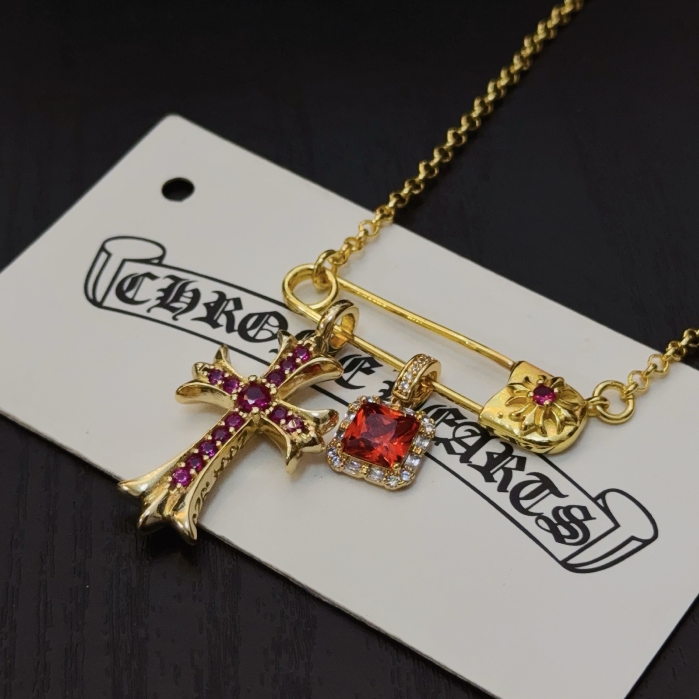   新款【专柜品质】Chrome Hearts克罗心别针红钻十字架项链，凹凸造型不同的花纹设计风格呈现出