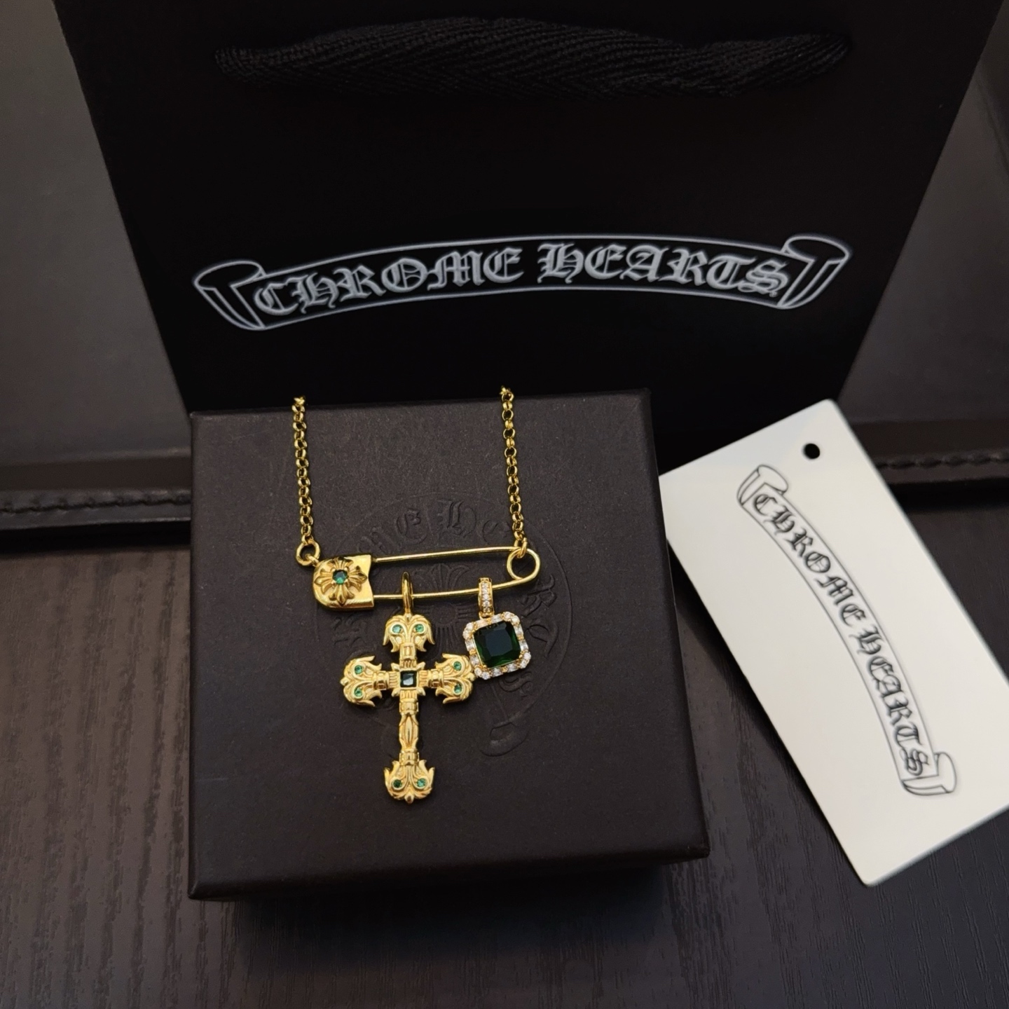   新款【专柜品质】Chrome Hearts克罗心别针绿钻火焰十字架项链，凹凸造型不同的花纹设计风格呈