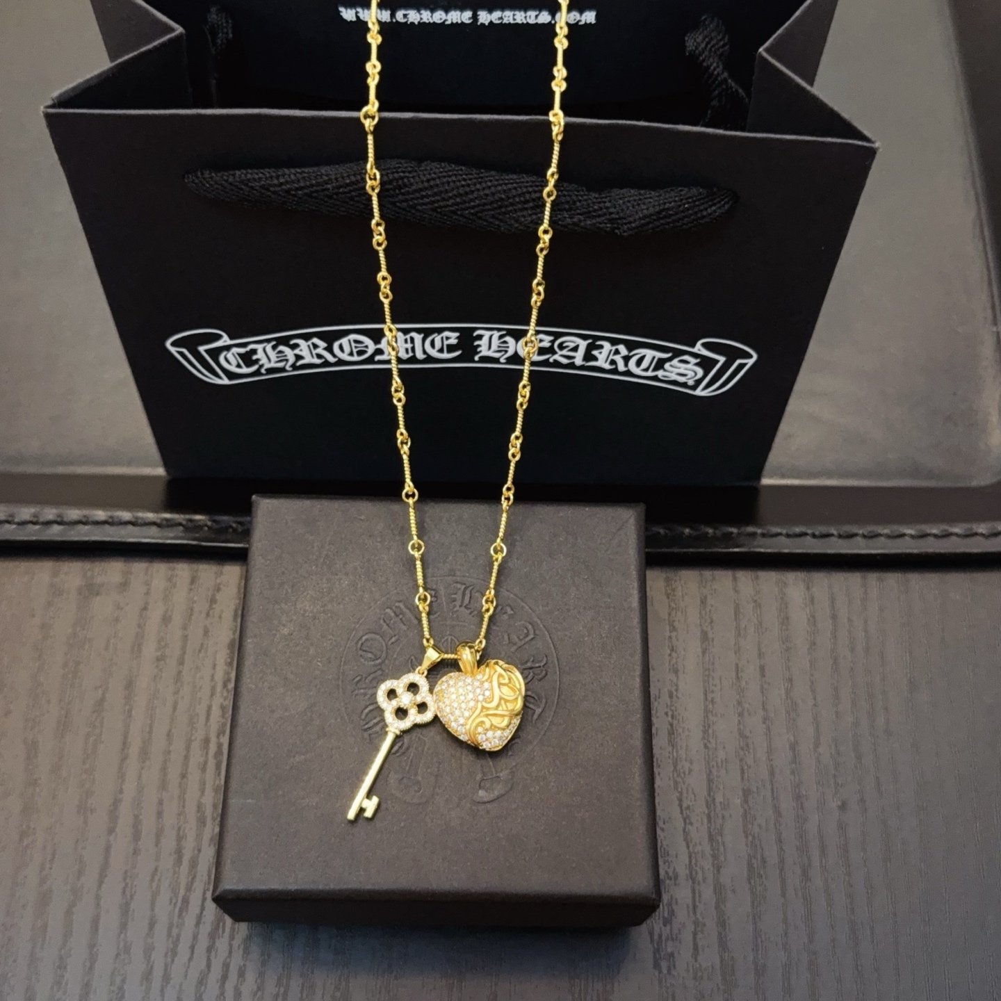   新款【专柜品质】Chrome Hearts克罗心爱心钥匙项链，凹凸造型不同的花纹设计风格呈现出与众不