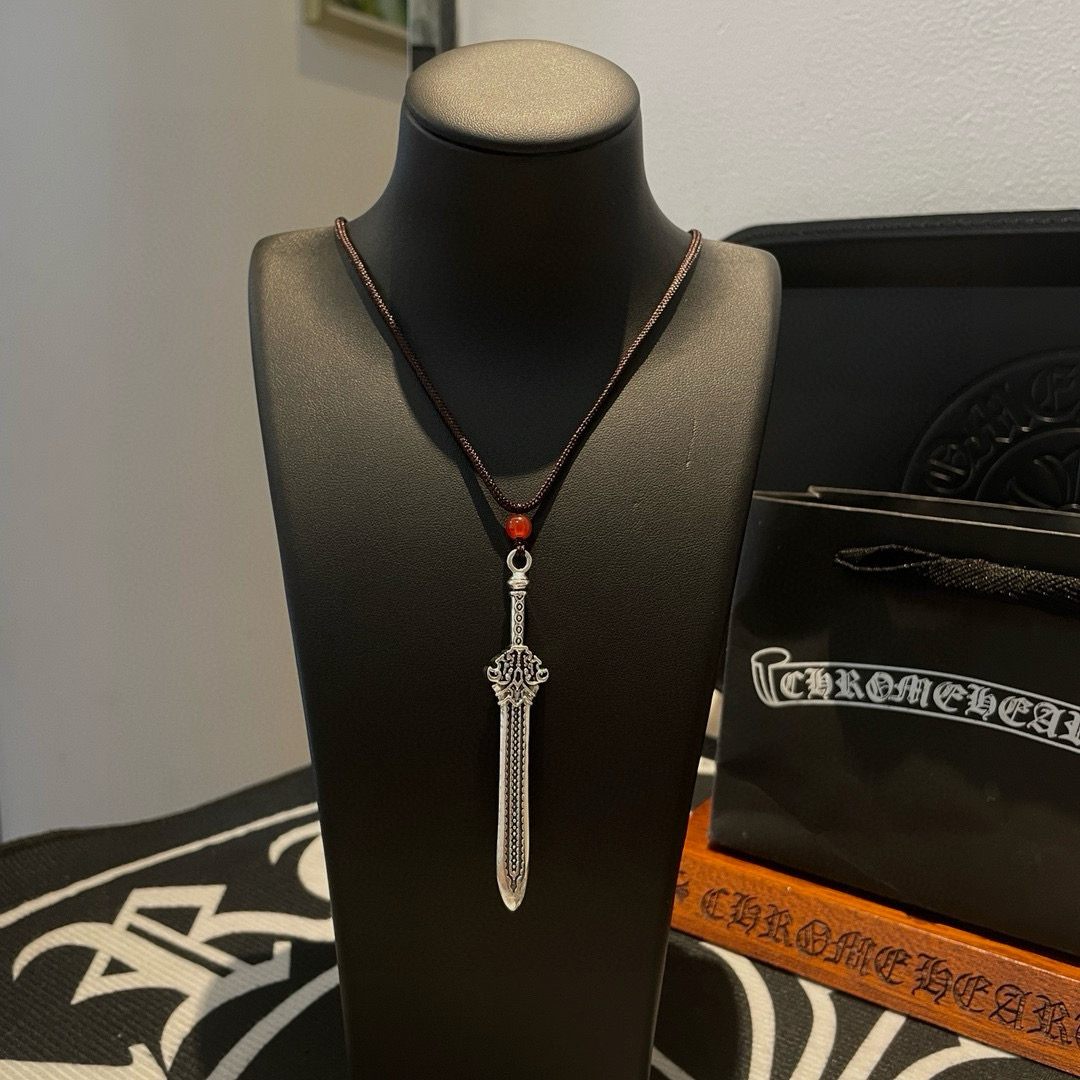   新款【专柜品质】Chrome Hearts克罗心皮绳宝剑项链 ，凹凸造型不同的花纹设计风格 呈现出与