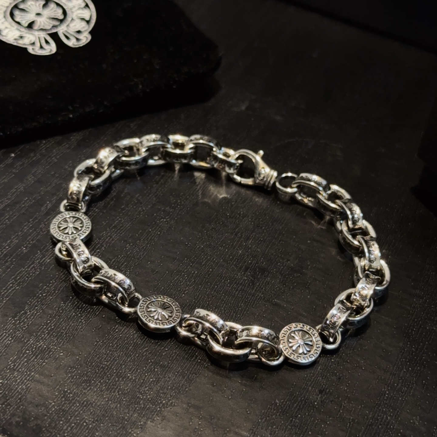  新款【专柜品质】Chrome Hearts克罗心十字花字母手链 十字花凹凸造型不同的花纹设计风格 呈现