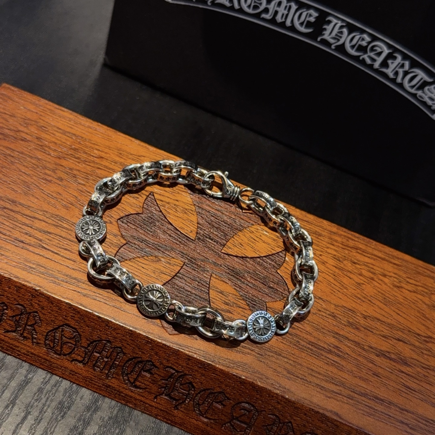  新款【专柜品质】Chrome Hearts克罗心十字花字母手链 十字花凹凸造型不同的花纹设计风格 呈现