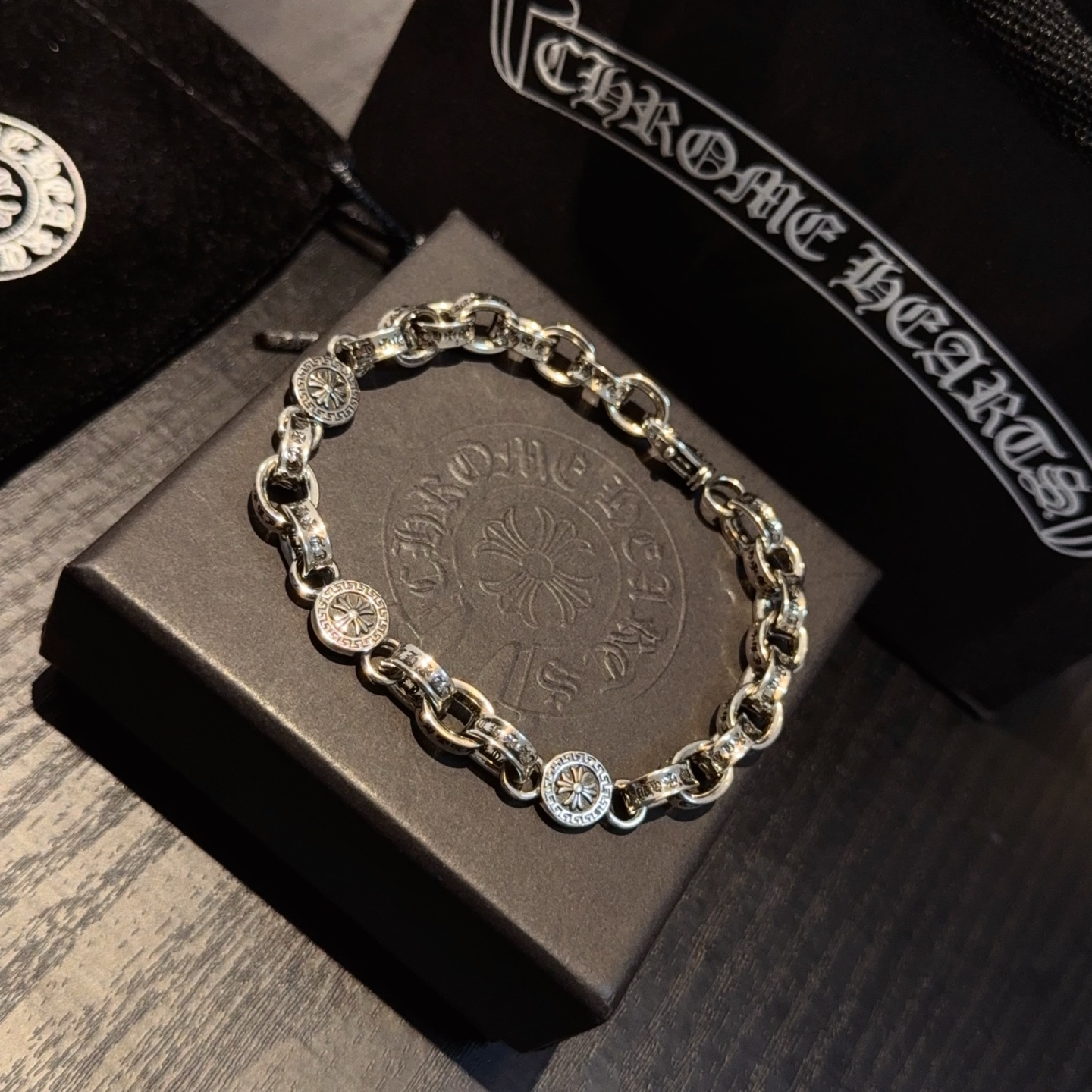  新款【专柜品质】Chrome Hearts克罗心十字花字母手链 十字花凹凸造型不同的花纹设计风格 呈现