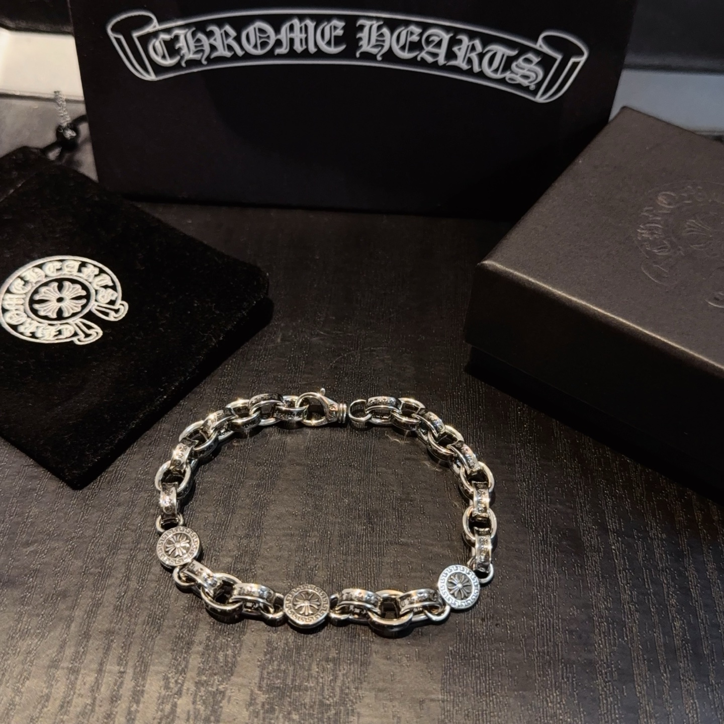  新款【专柜品质】Chrome Hearts克罗心十字花字母手链 十字花凹凸造型不同的花纹设计风格 呈现