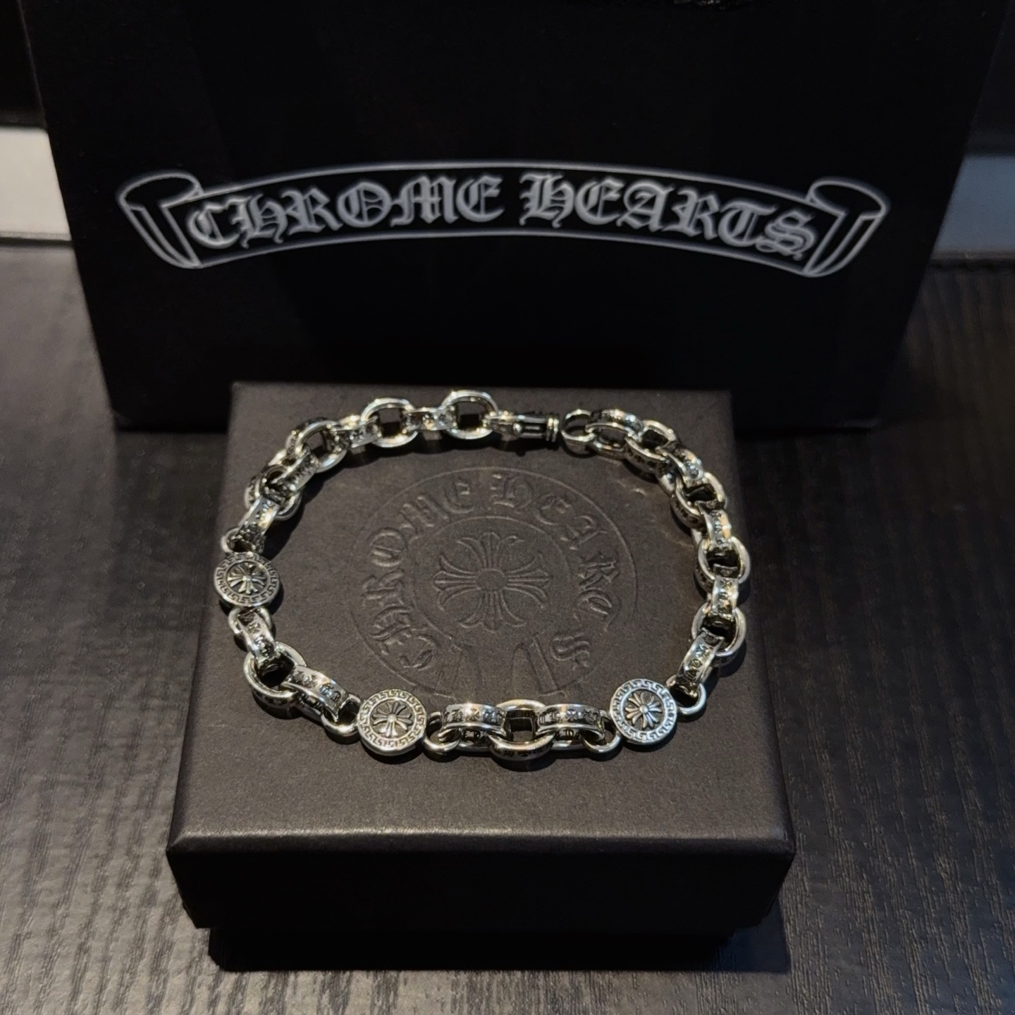  新款【专柜品质】Chrome Hearts克罗心十字花字母手链 十字花凹凸造型不同的花纹设计风格 呈现
