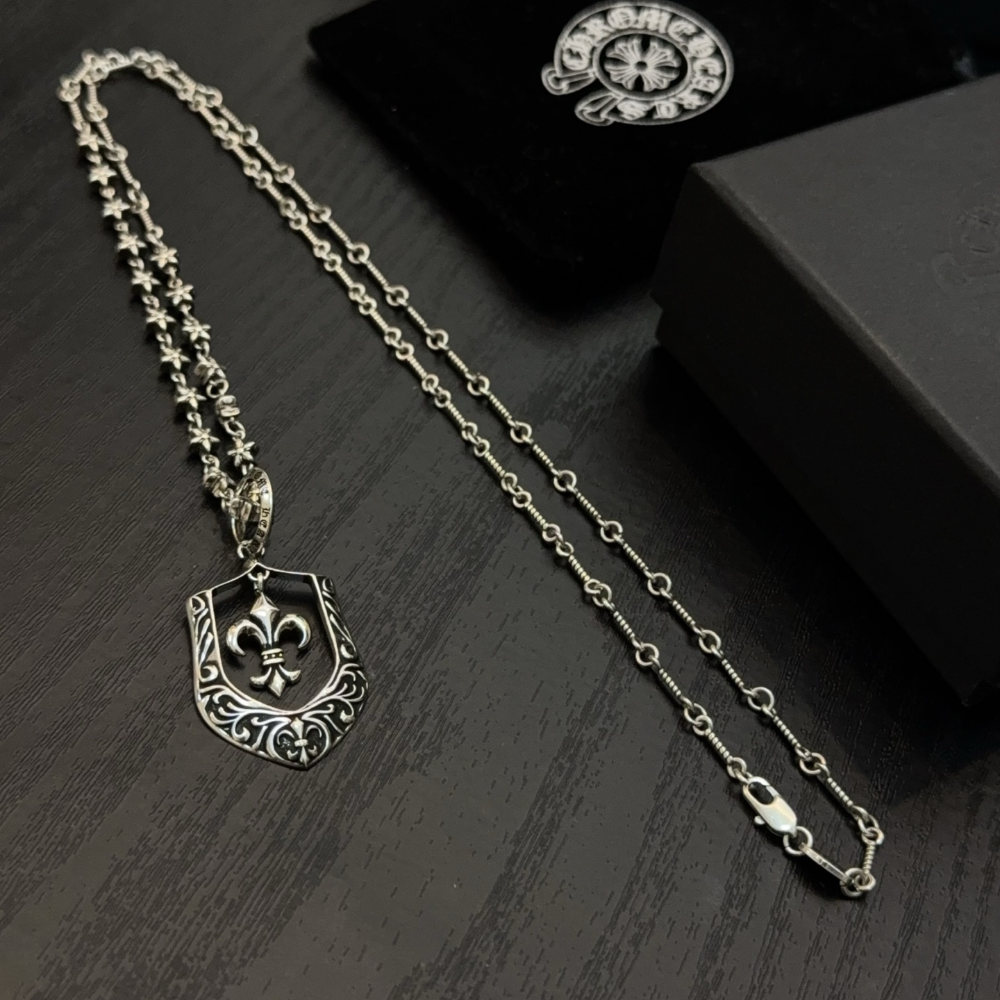  新款【专柜品质】Chrome Hearts克罗心经典复古项链 盾牌吊坠 凹凸造型不同的花纹设计风格 呈