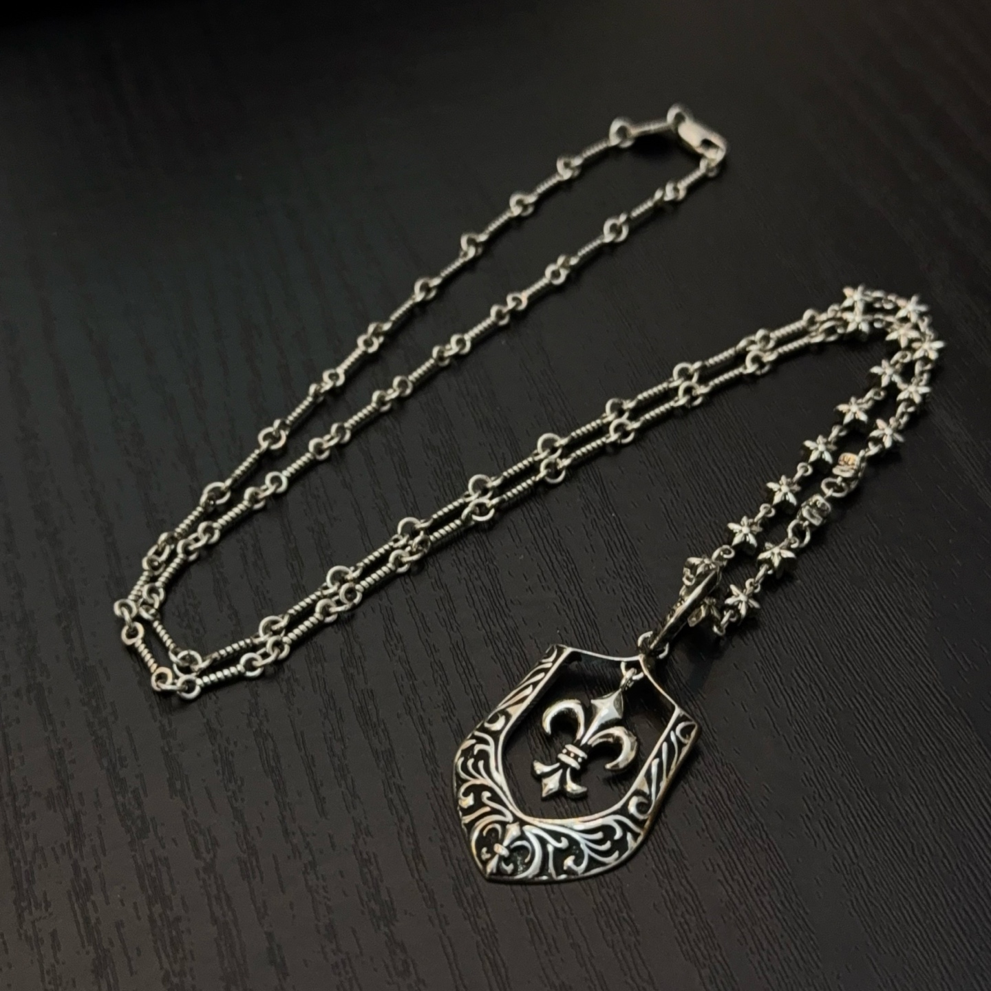  新款【专柜品质】Chrome Hearts克罗心经典复古项链 盾牌吊坠 凹凸造型不同的花纹设计风格 呈