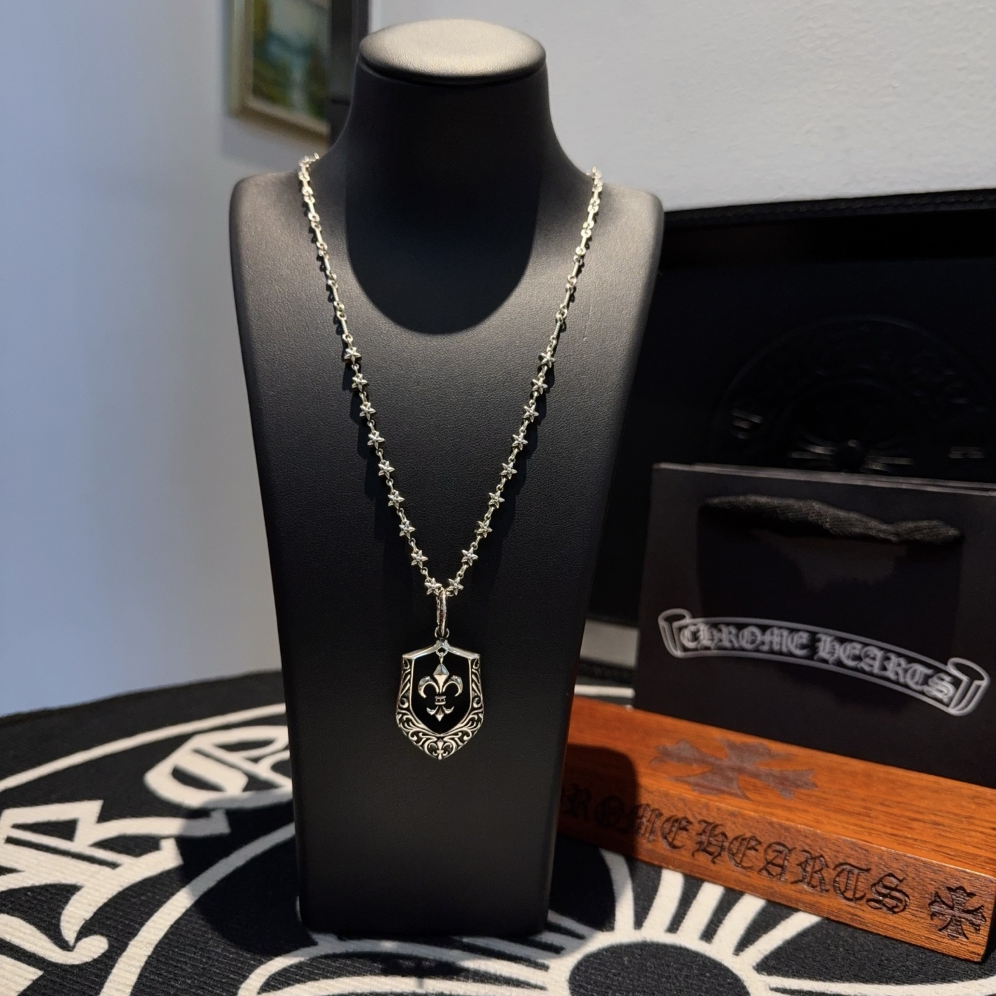  新款【专柜品质】Chrome Hearts克罗心经典复古项链 盾牌吊坠 凹凸造型不同的花纹设计风格 呈