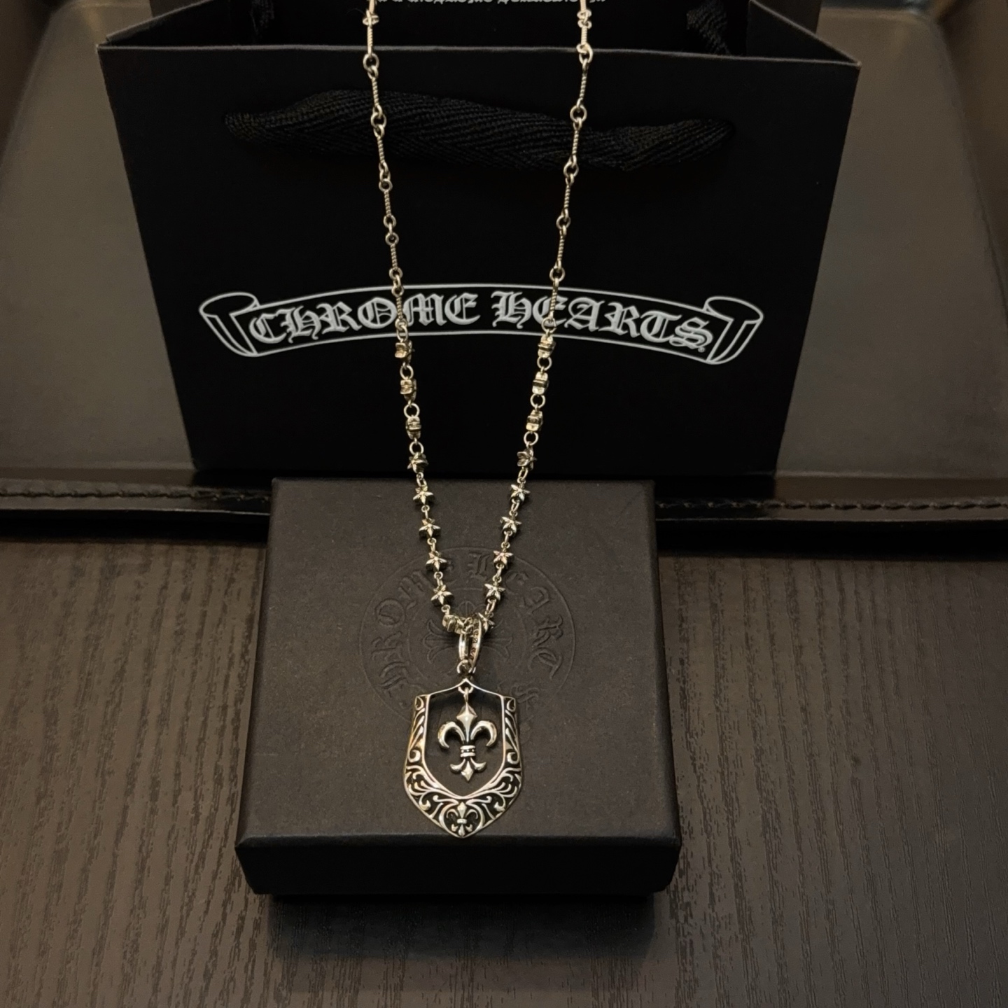  新款【专柜品质】Chrome Hearts克罗心经典复古项链 盾牌吊坠 凹凸造型不同的花纹设计风格 呈