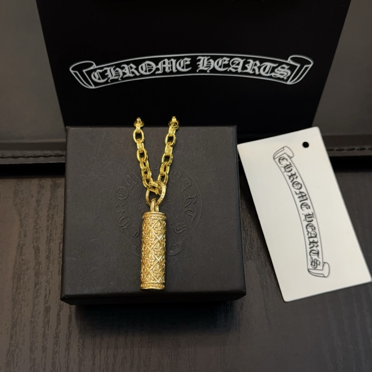  新款【专柜品质】Chrome Hearts克罗心黄金色字母项链 童军花圆柱吊坠 凹凸造型不同的花纹设计