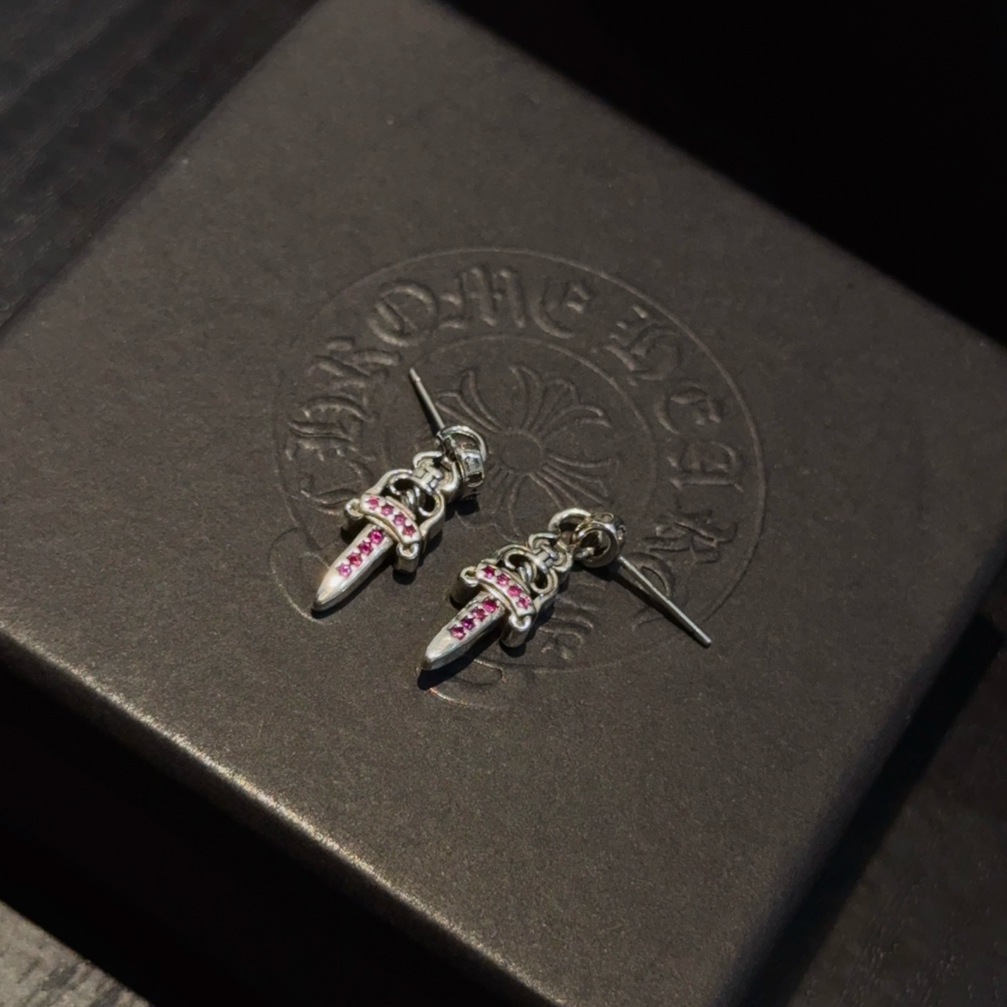  新款  【专柜品质】Chrome Hearts ❤️  克罗心宝剑镶钻耳钉   精工  ～正品开模💝潮