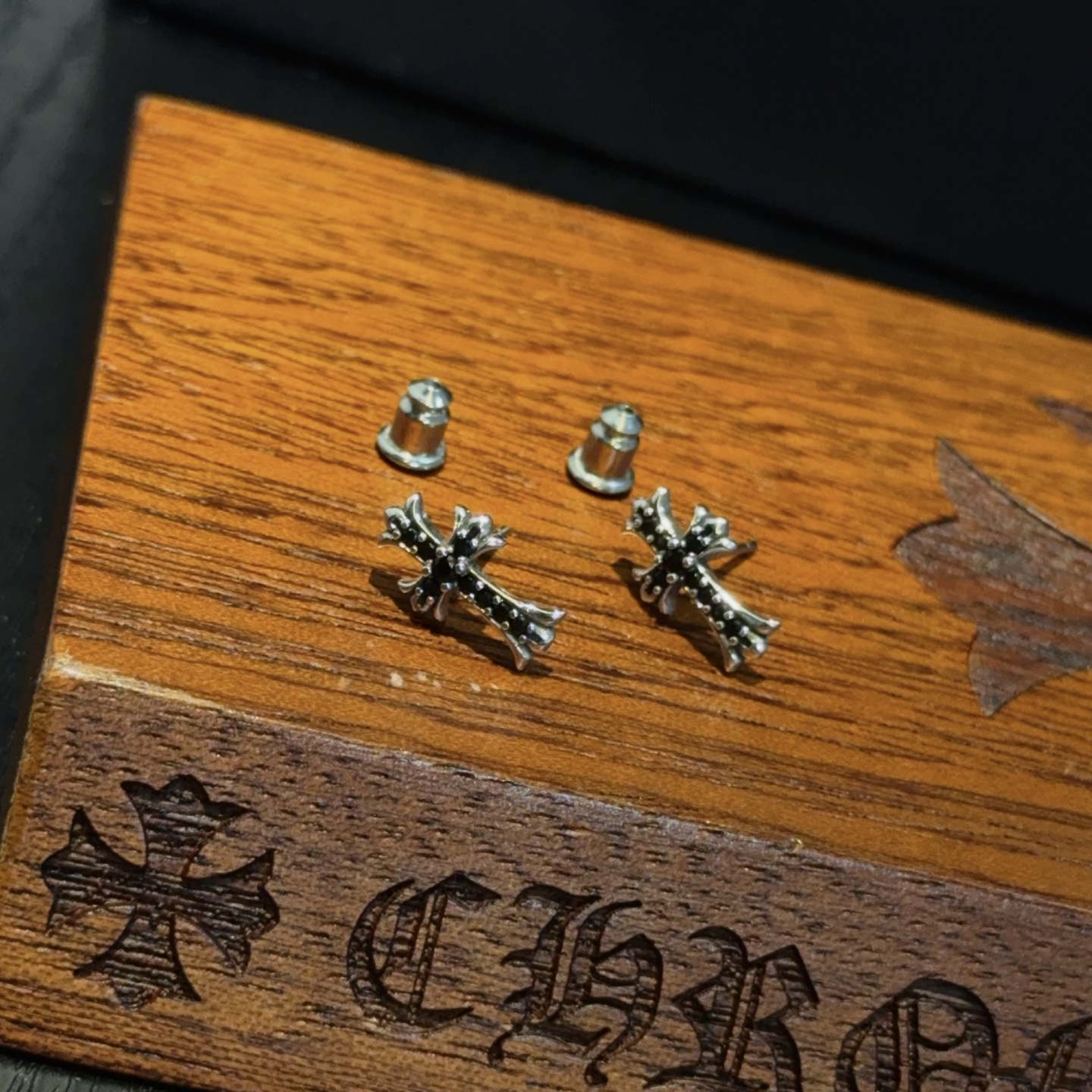  新款  【专柜品质】Chrome Hearts ❤️  克罗心十字架镶钻耳钉   精工  ～正品开模💝