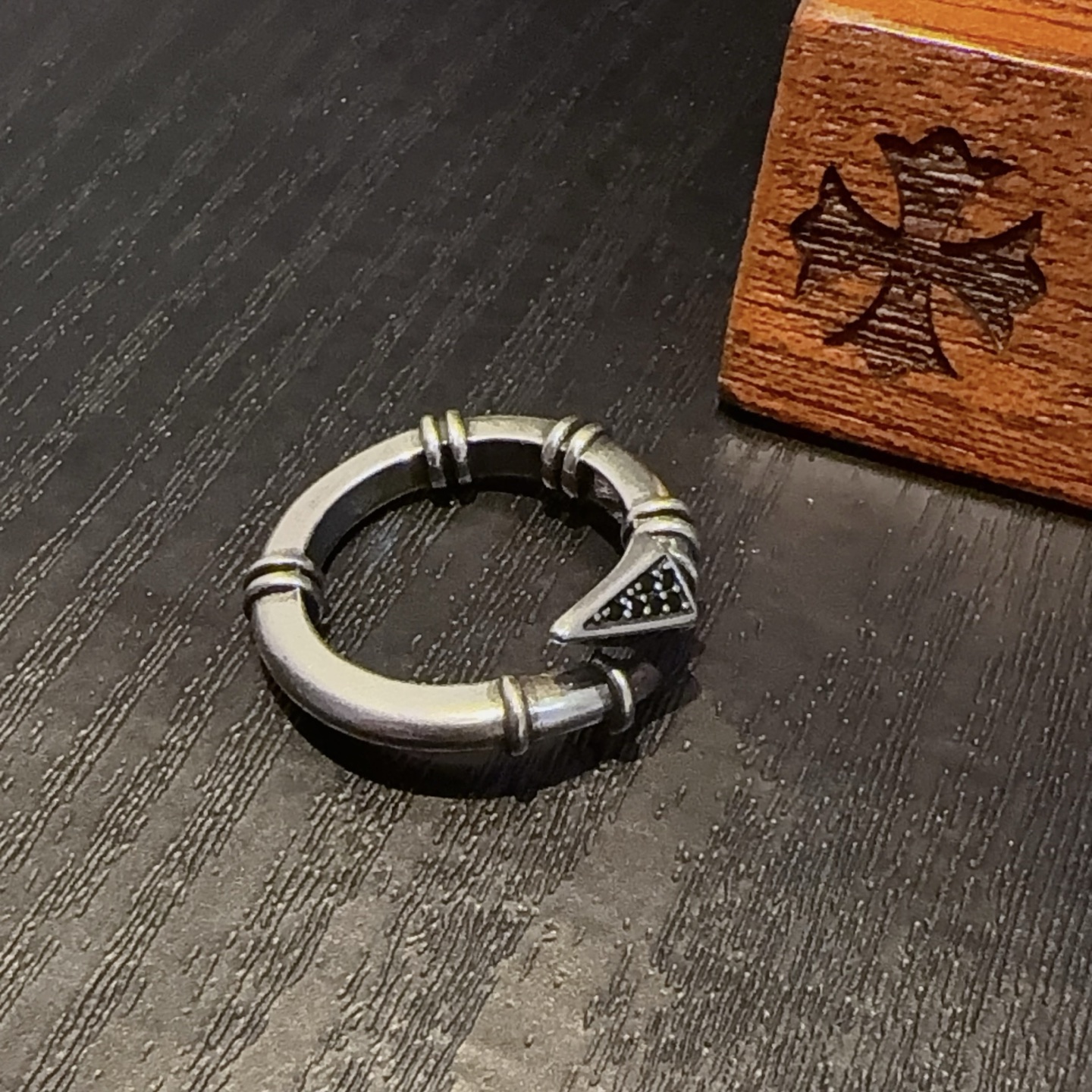    【专柜品质】Chrome Hearts克罗心经典复古开口戒指 凹凸造型不同的花纹设计风格呈现出与众
