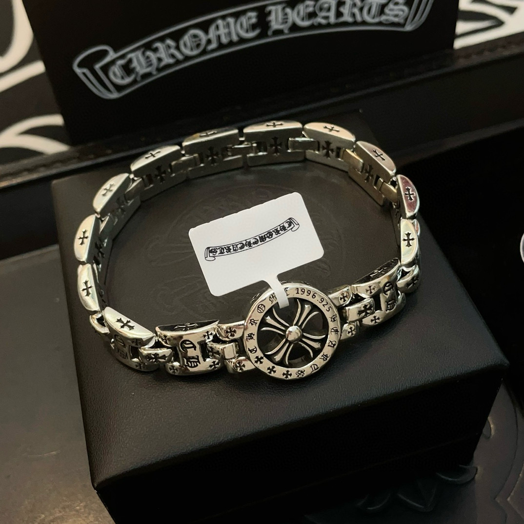 【专柜品质】Chrome Hearts克罗心经典十字架表带手链 
尺寸18 20 22 24
凹凸造型不