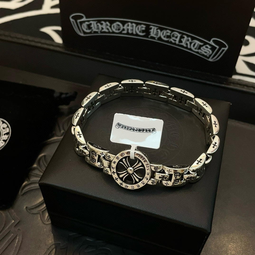 【专柜品质】Chrome Hearts克罗心经典十字架表带手链 
尺寸18 20 22 24
凹凸造型不