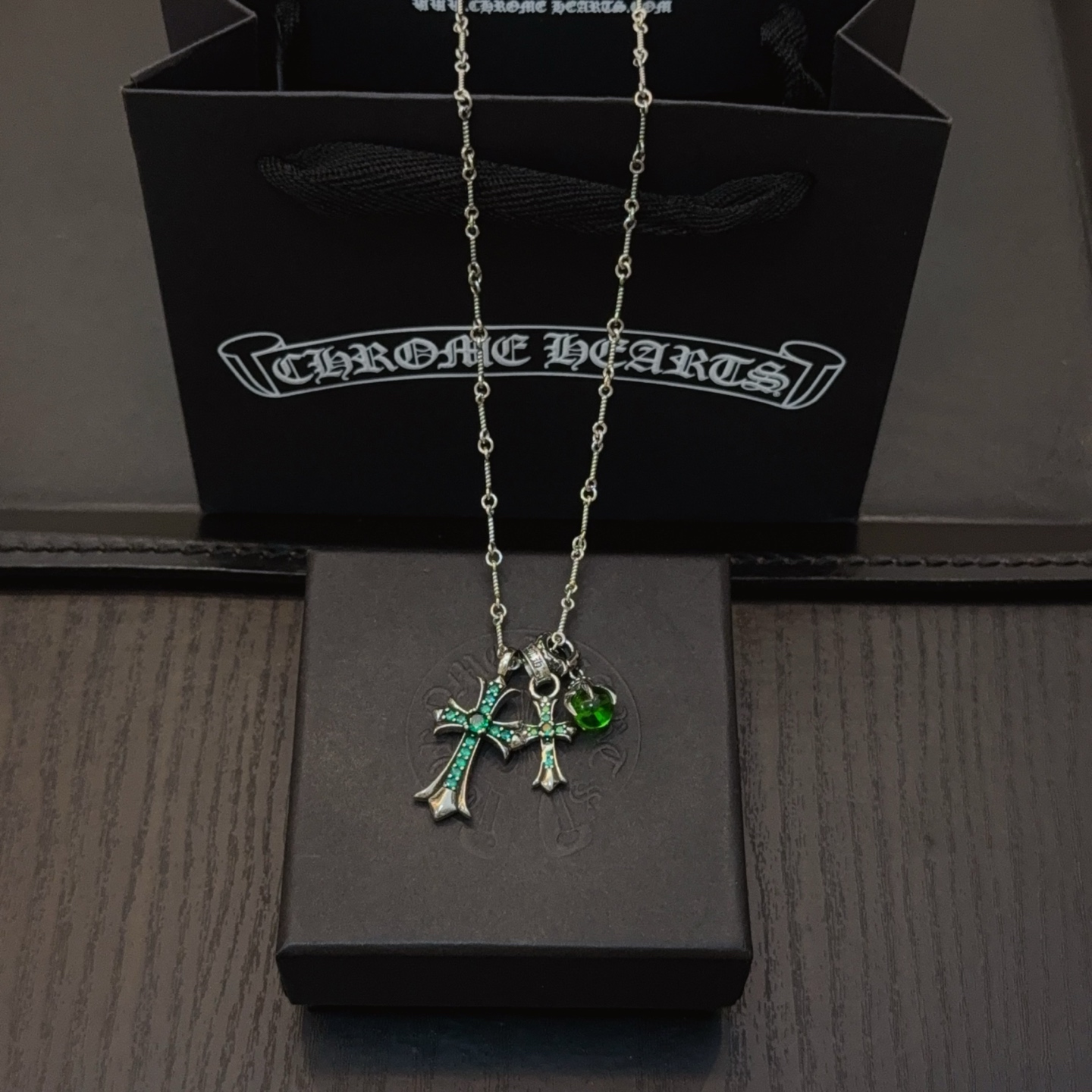      新款【专柜品质】Chrome Hearts克罗心别针绿钻十字架项链 凹凸造型不同的花纹设计风格