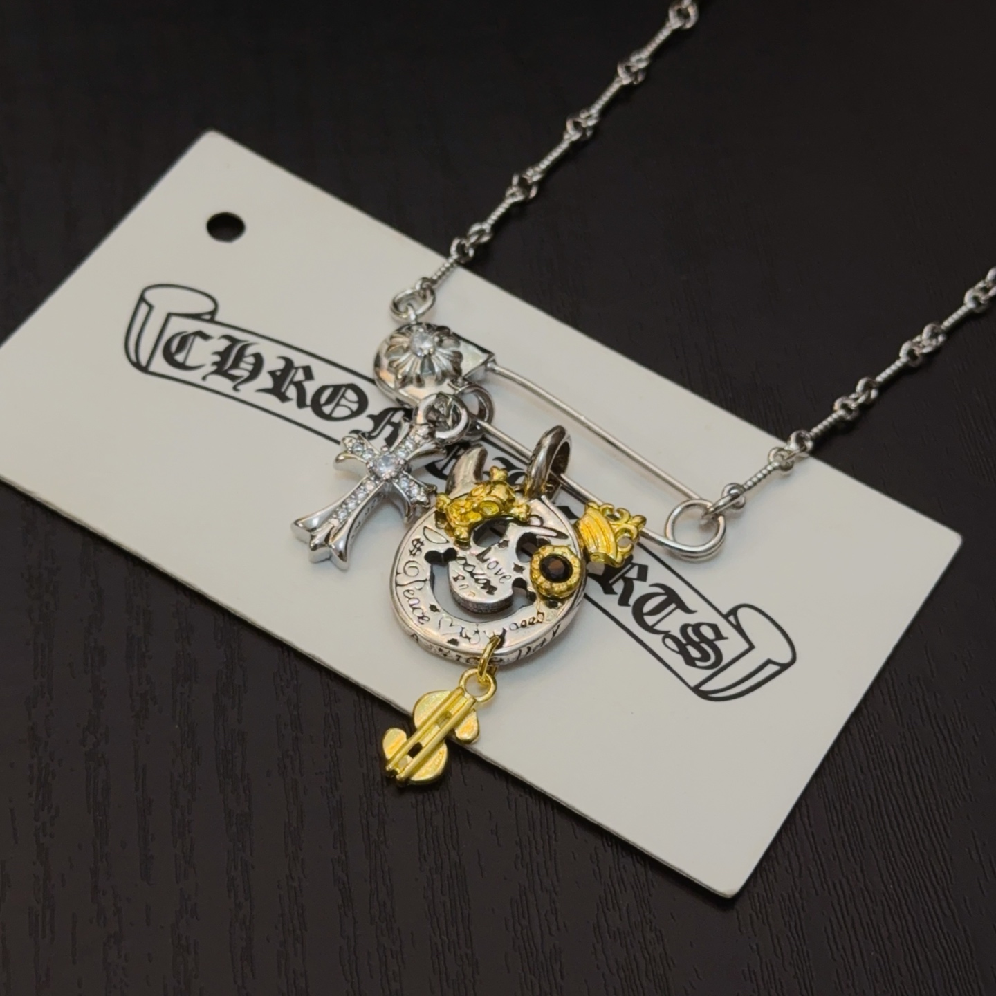   新款【专柜品质】Chrome Hearts克罗心别针十字架项链 凹凸造型不同的花纹设计风格 呈现出与