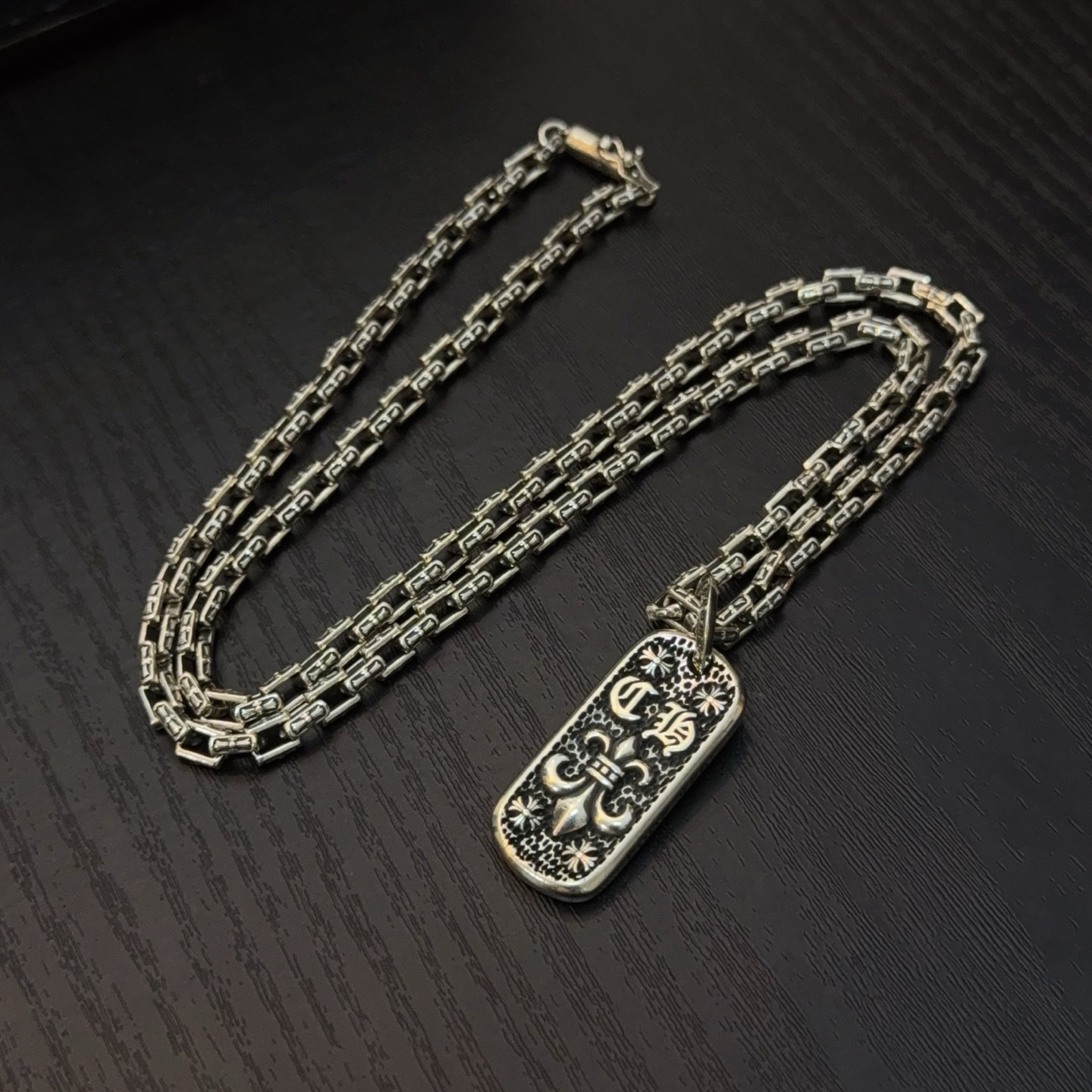  【专柜品质】Chrome Hearts克罗心复古十字架项链 童军花方牌吊坠 凹凸造型不同的花纹设计风格