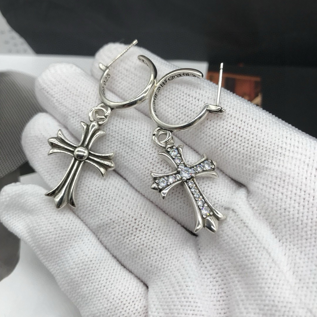 Chrome Hearts ❤️  克罗心复古镶钻十字架耳钉 