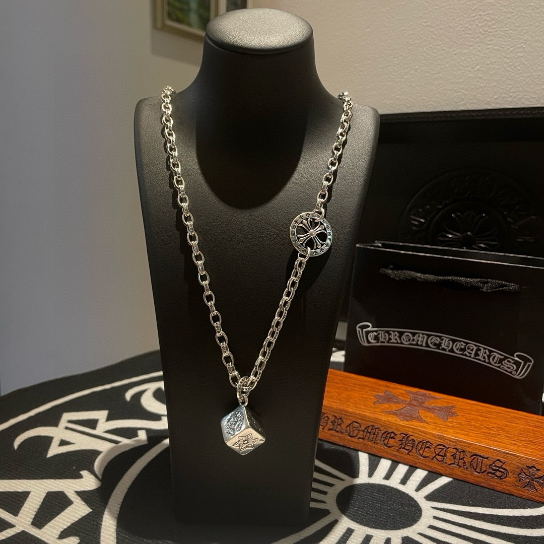  新款【专柜品质】Chrome Hearts克罗心 经典复古项链 骰子吊坠 凹凸造型不同的花纹设计风格 