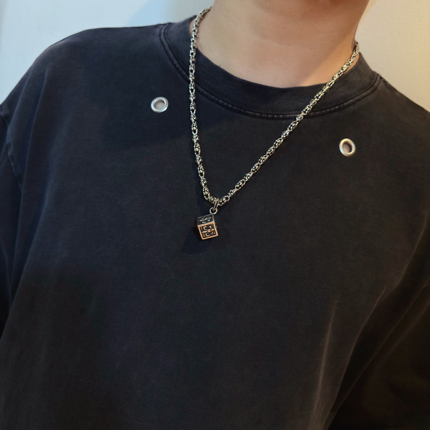 新款【专柜品质】Chrome Hearts克罗心复古童军花项链 十字架骰子吊坠 凹凸造型不同的花纹设计风