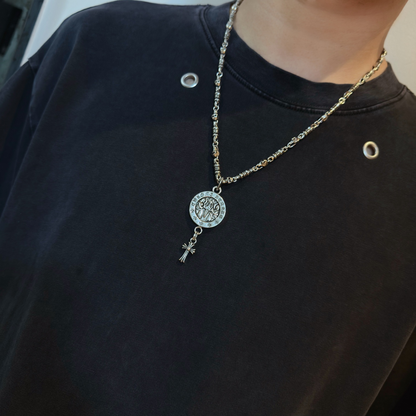 新款【专柜品质】Chrome Hearts克罗心复古骷髅头项链 圣母宝剑十字架吊坠 凹凸造型不同的花纹设