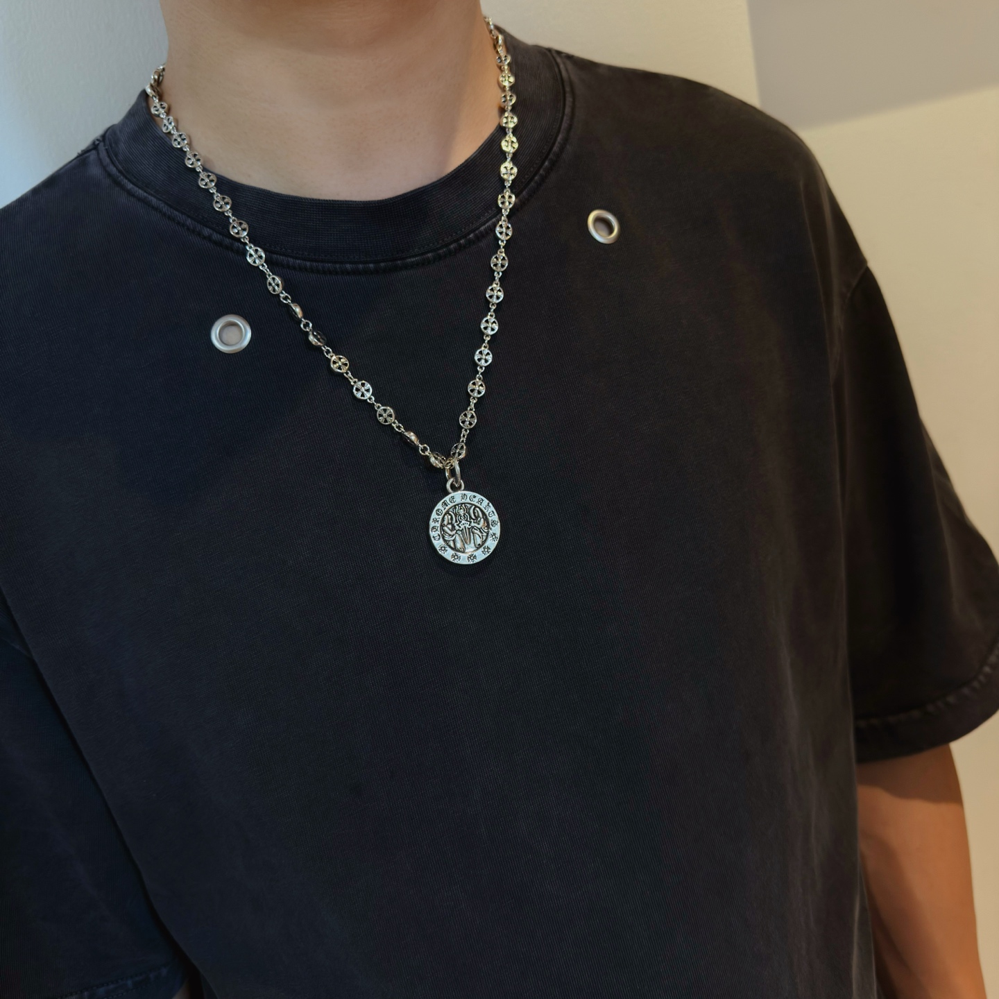 新款【专柜品质】Chrome Hearts克罗心复古花球项链 圆牌圣母宝剑吊坠 凹凸造型不同的花纹设计风