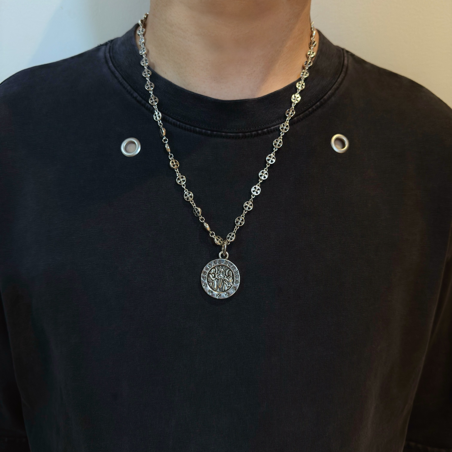 新款【专柜品质】Chrome Hearts克罗心复古花球项链 圆牌圣母宝剑吊坠 凹凸造型不同的花纹设计风
