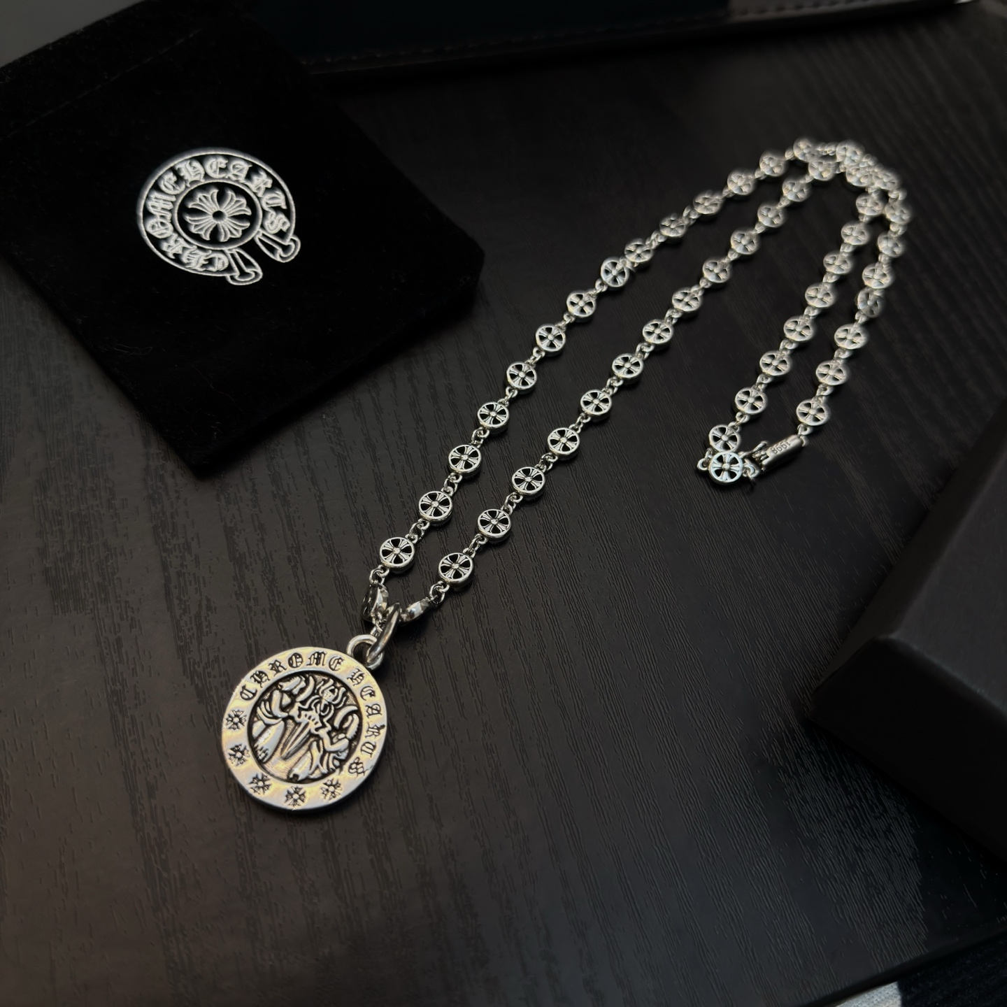 新款【专柜品质】Chrome Hearts克罗心复古花球项链 圆牌圣母宝剑吊坠 凹凸造型不同的花纹设计风