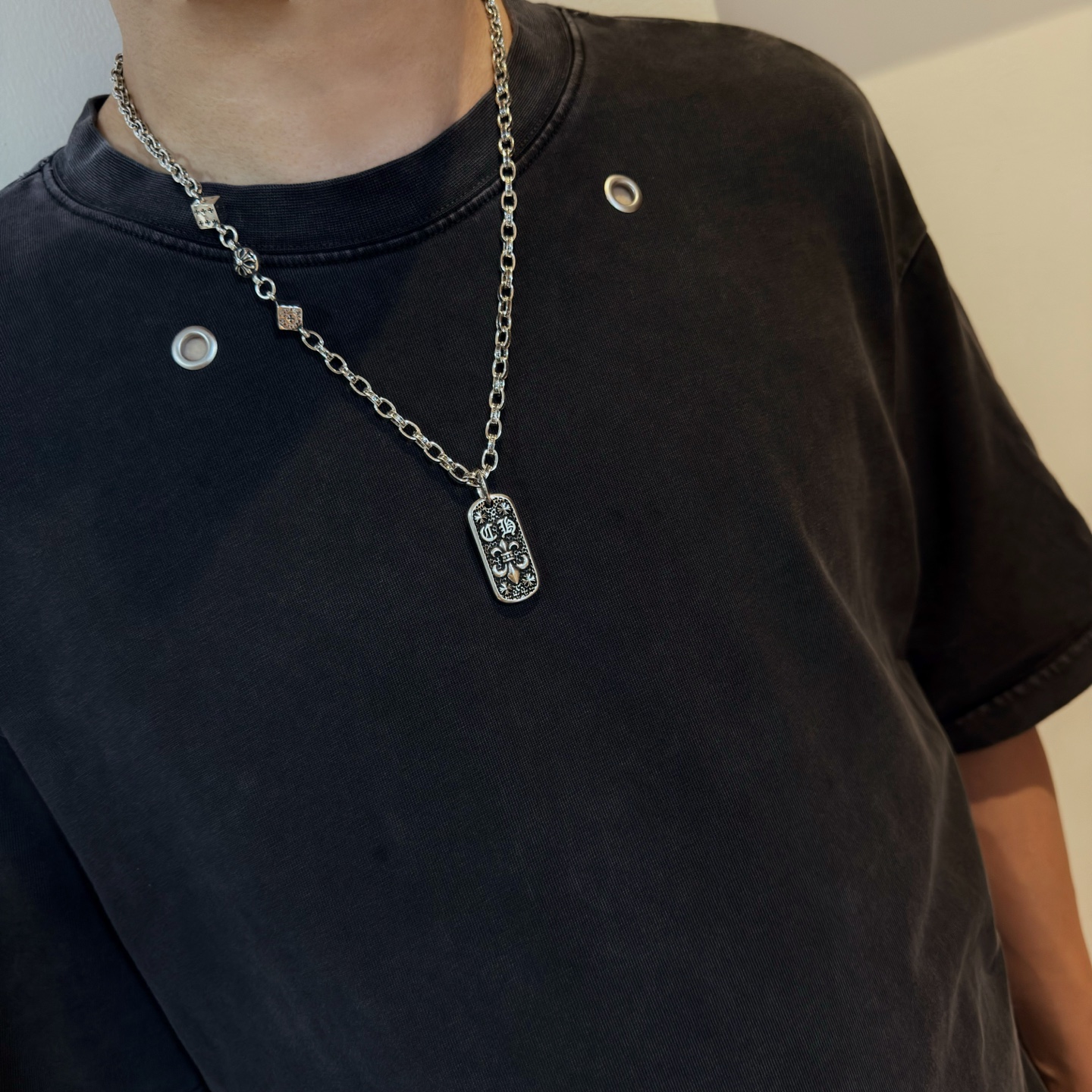 新款【专柜品质】Chrome Hearts克罗心复古骰子项链 方牌童军花吊坠 凹凸造型不同的花纹设计风格