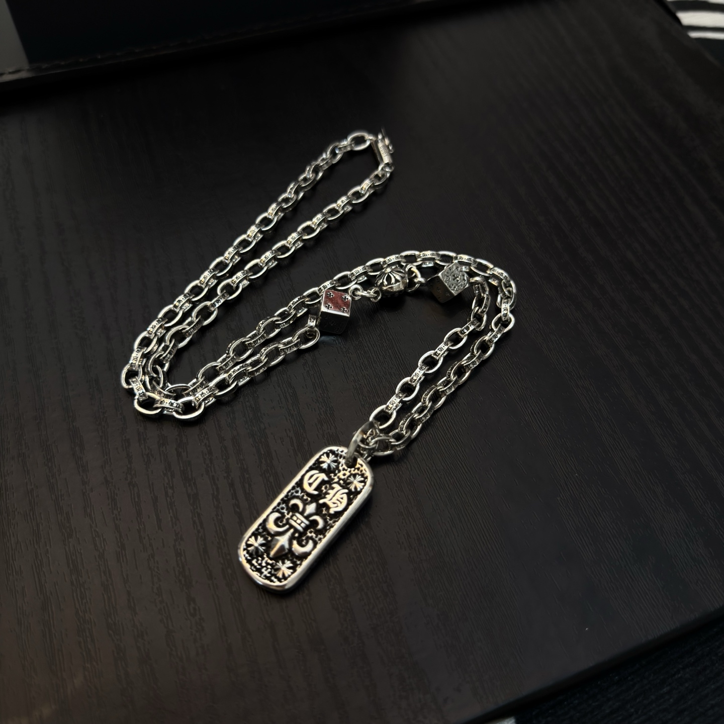 新款【专柜品质】Chrome Hearts克罗心复古骰子项链 方牌童军花吊坠 凹凸造型不同的花纹设计风格