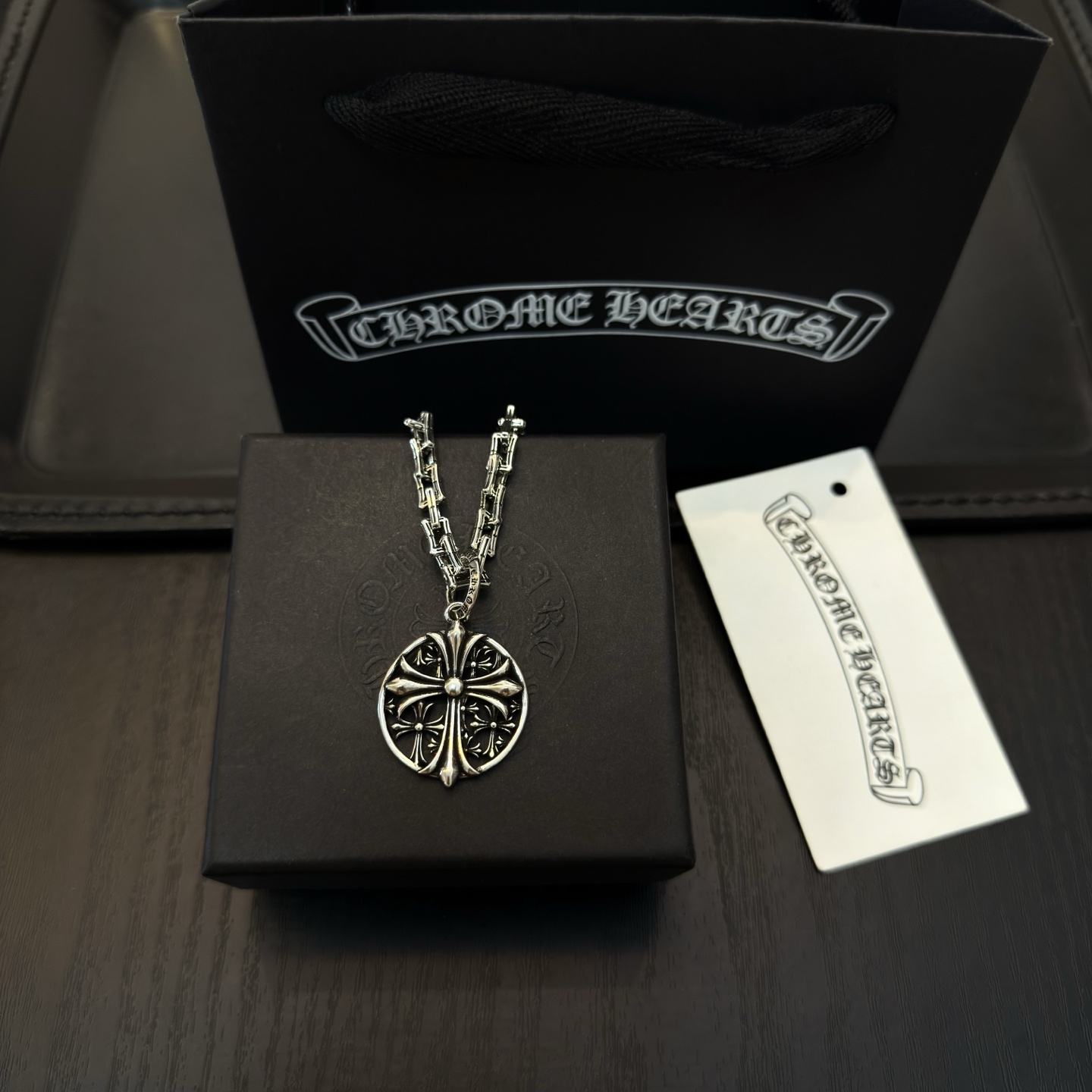 新款【专柜品质】Chrome Hearts克罗心复古项链 十字架圆牌吊坠 凹凸造型不同的花纹设计风格呈现