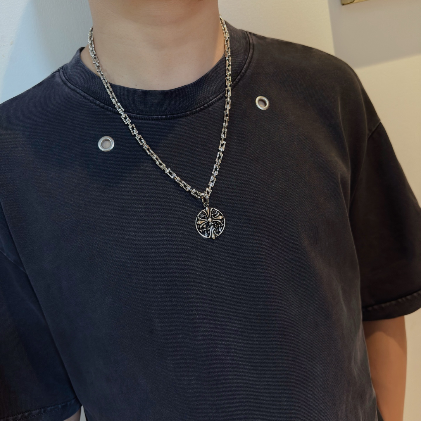 新款【专柜品质】Chrome Hearts克罗心复古项链 十字架圆牌吊坠 凹凸造型不同的花纹设计风格呈现