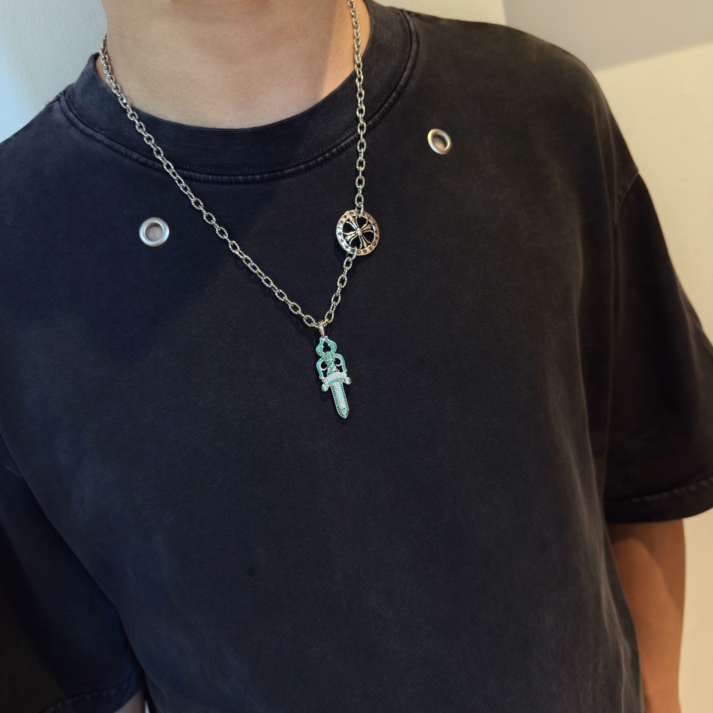 新款【专柜品质】Chrome Hearts克罗心复古项链 绿钻宝剑吊坠 凹凸造型不同的花纹设计风格呈现出