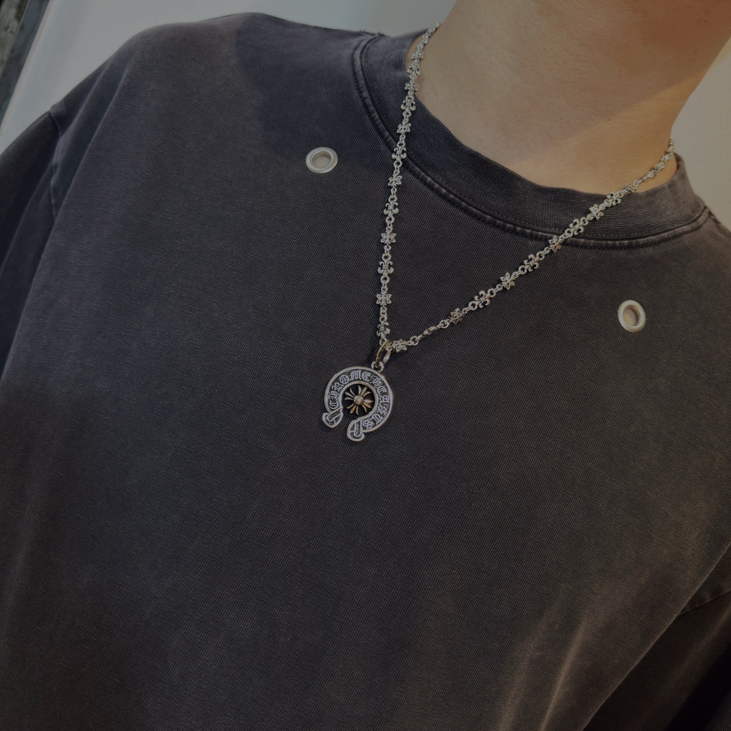 新款【专柜品质】Chrome Hearts克罗心复古童军花项链 十字架马蹄印吊坠 凹凸造型不同的花纹设计