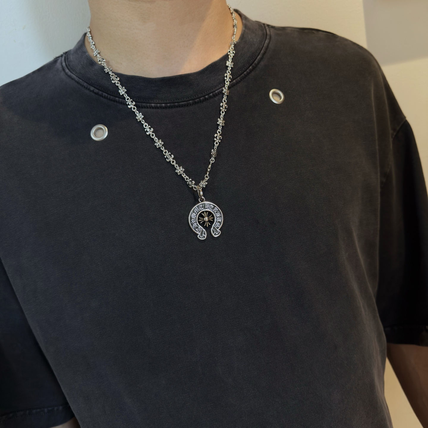 新款【专柜品质】Chrome Hearts克罗心复古童军花项链 十字架马蹄印吊坠 凹凸造型不同的花纹设计