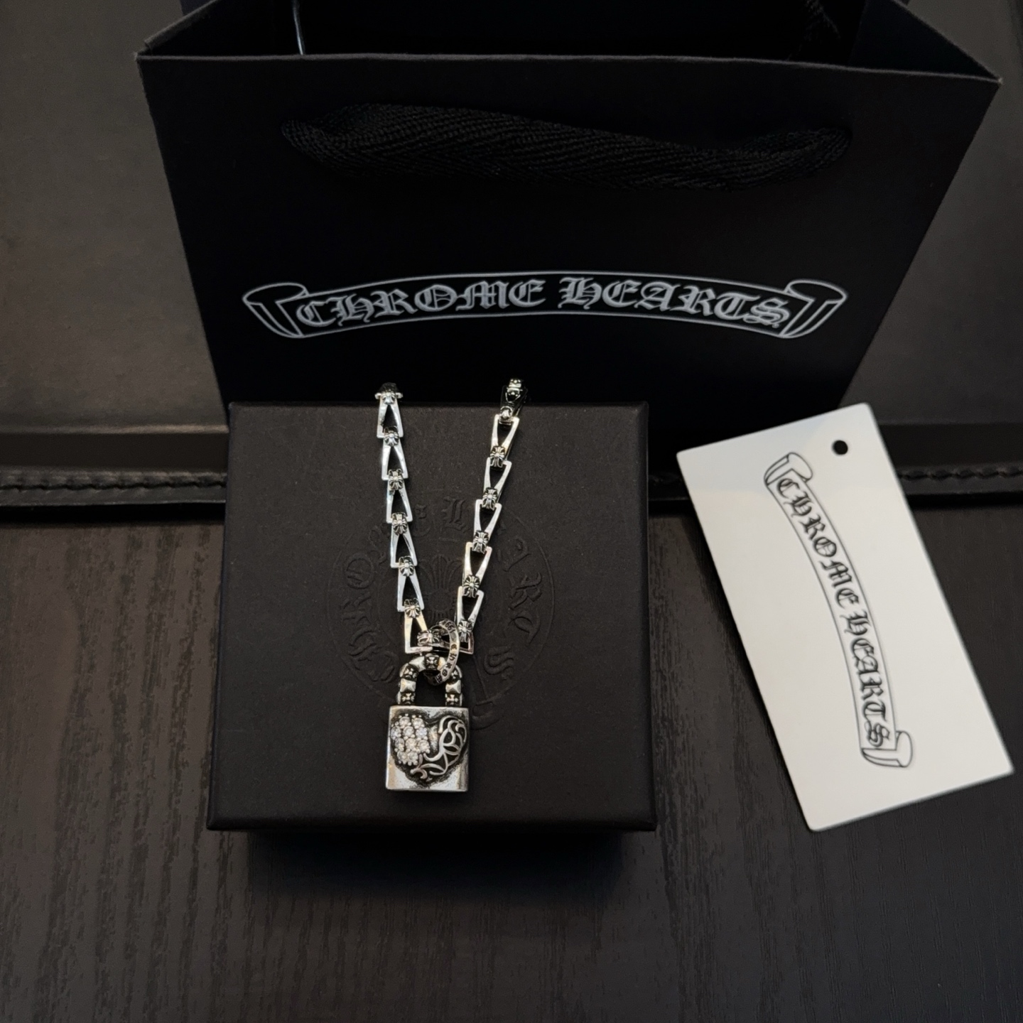 新款【专柜品质】Chrome Hearts克罗心复古十字架项链 藤蔓爱心锁头吊坠 凹凸造型不同的花纹设计