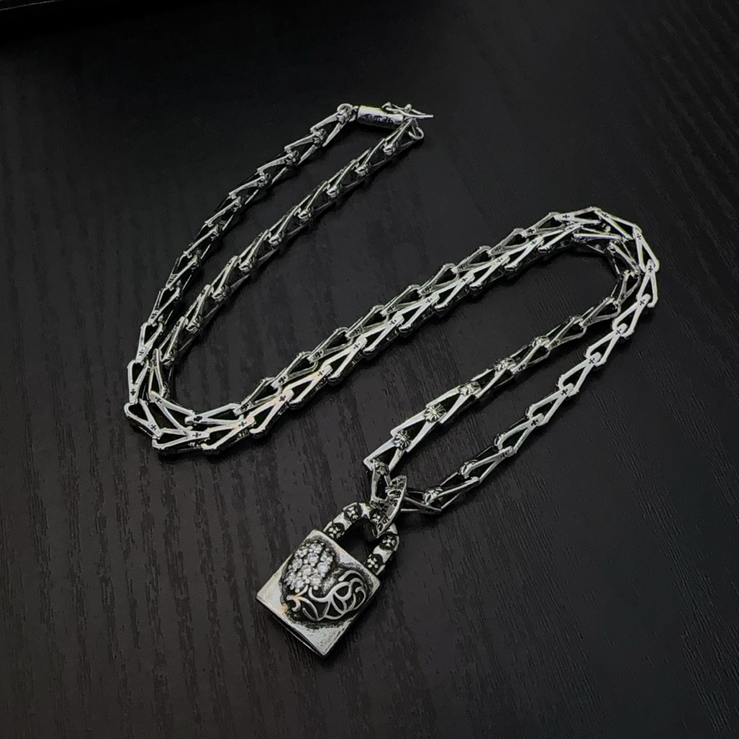新款【专柜品质】Chrome Hearts克罗心复古十字架项链 藤蔓爱心锁头吊坠 凹凸造型不同的花纹设计