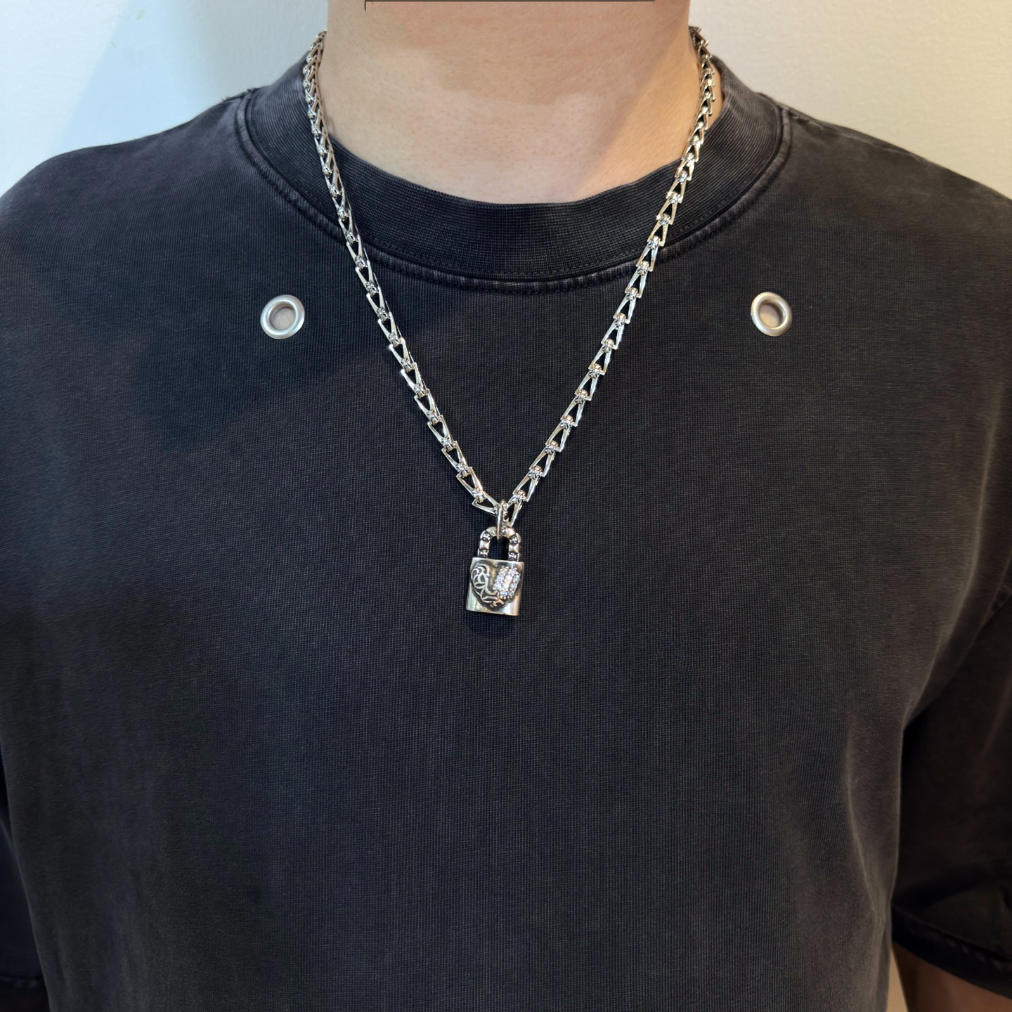 新款【专柜品质】Chrome Hearts克罗心复古十字架项链 藤蔓爱心锁头吊坠 凹凸造型不同的花纹设计