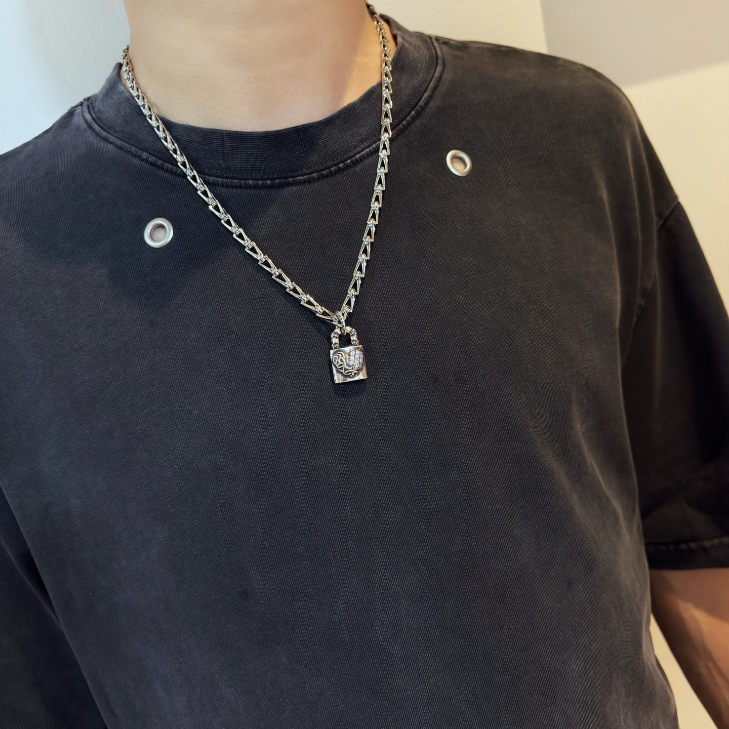 新款【专柜品质】Chrome Hearts克罗心复古十字架项链 藤蔓爱心锁头吊坠 凹凸造型不同的花纹设计