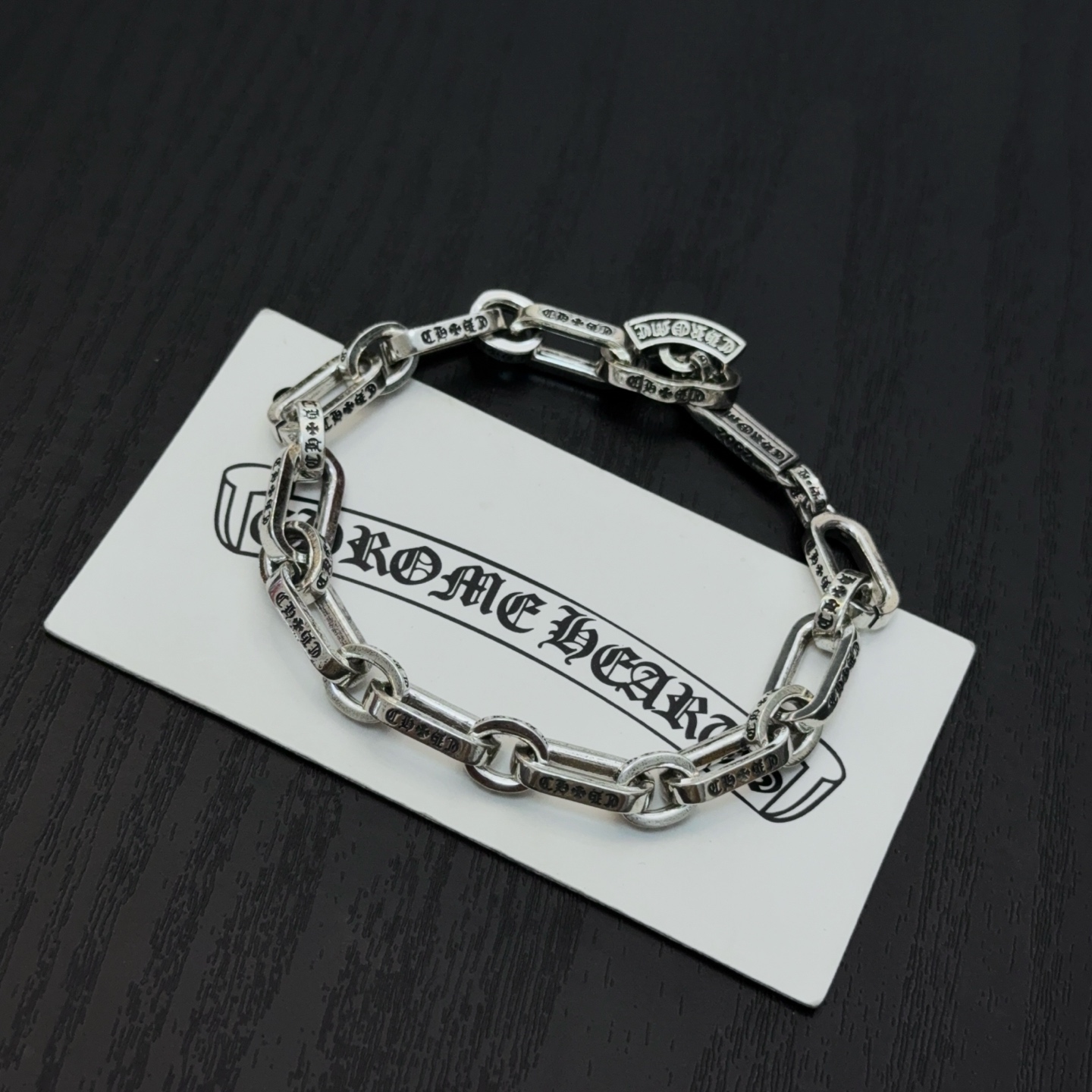 新款【专柜品质】Chrome Hearts克罗心经典复古字母手链，原图凹凸造型不同的花纹设计风格 呈现出