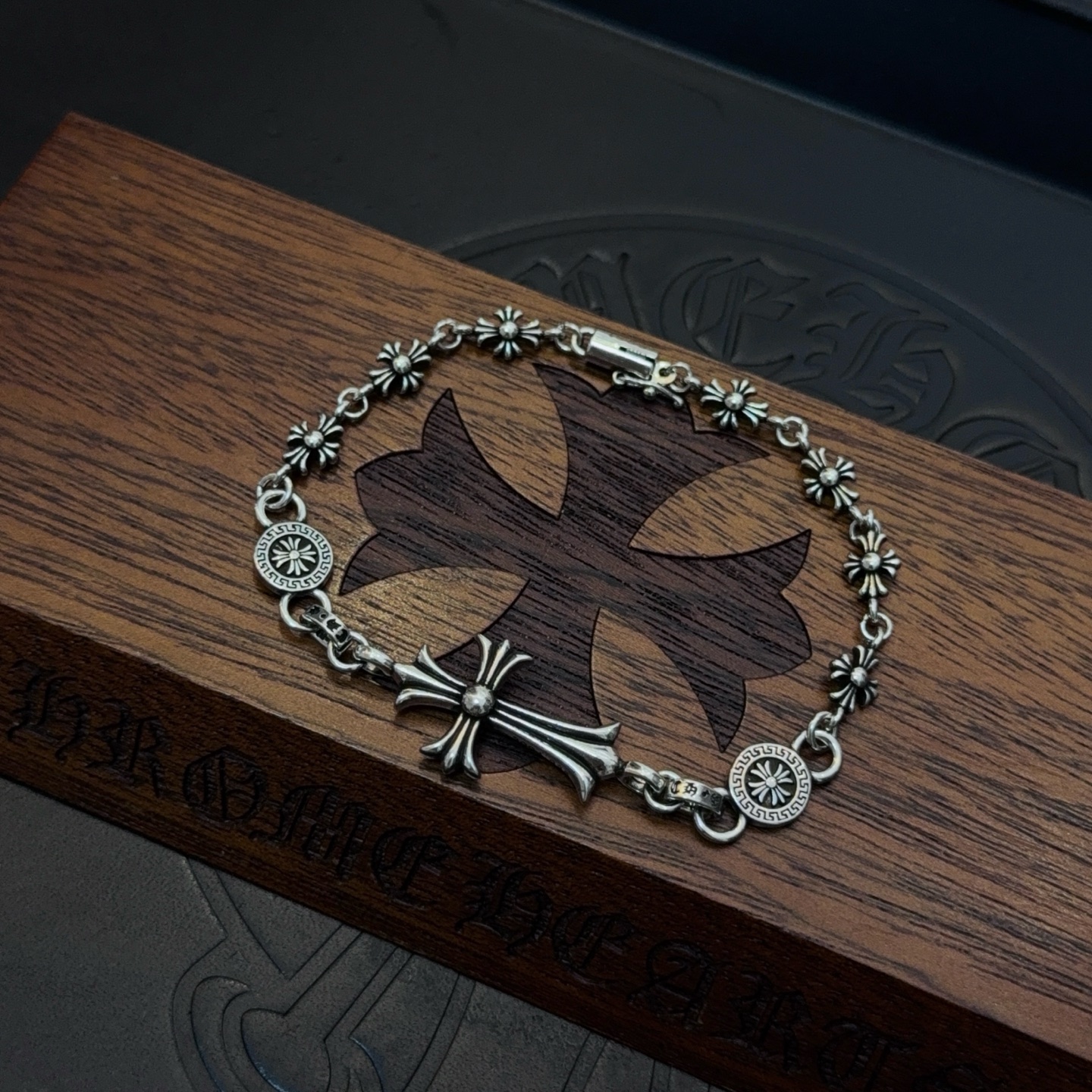 新款【专柜品质】Chrome Hearts克罗心经典复古多元素十字架手链，原图凹凸造型不同的花纹设计风格