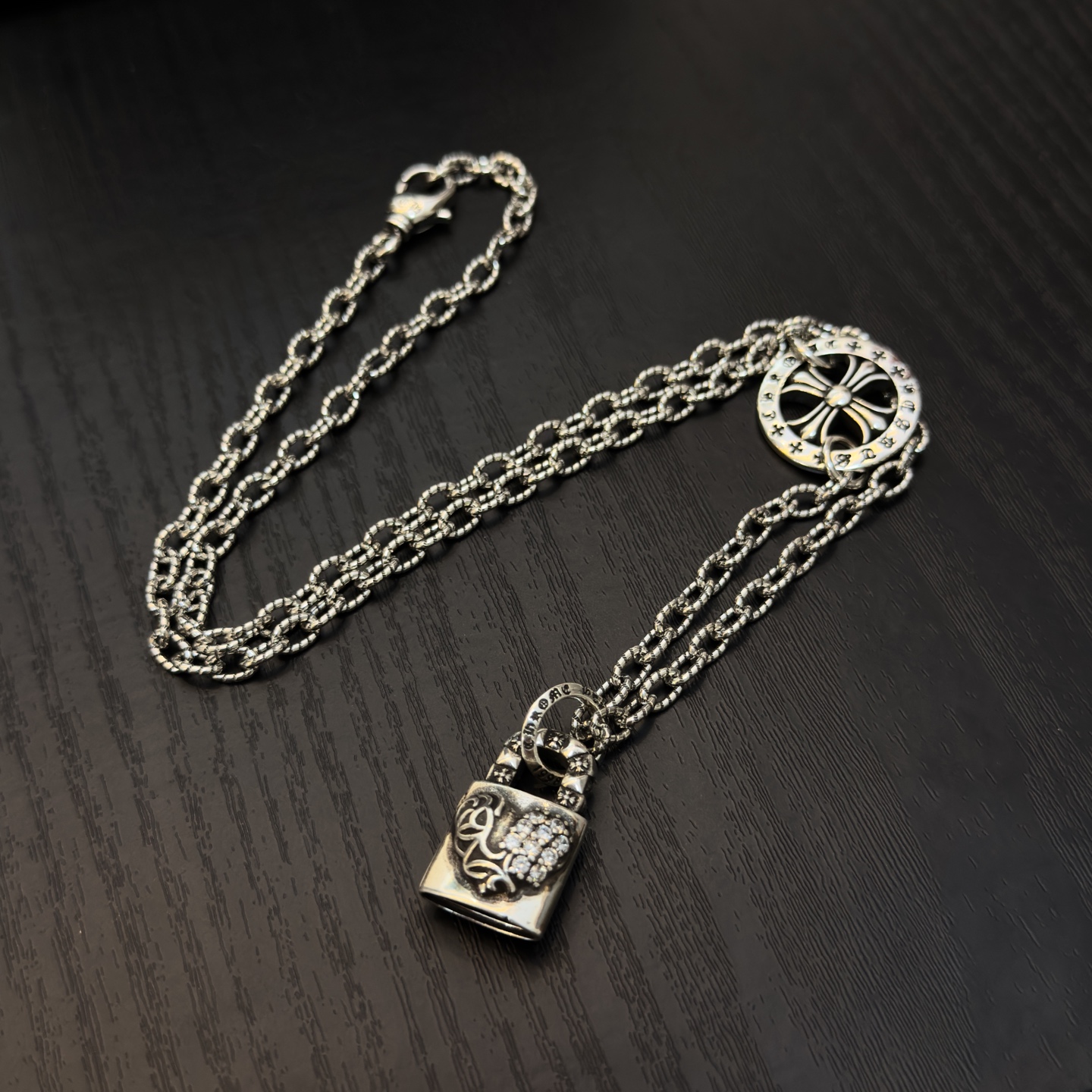   新款【专柜品质】Chrome Hearts克罗心复古十字架项链 藤蔓爱心锁头吊坠 凹凸造型不同的花纹