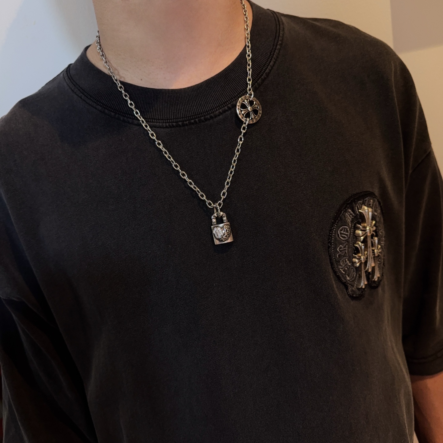   新款【专柜品质】Chrome Hearts克罗心复古十字架项链 藤蔓爱心锁头吊坠 凹凸造型不同的花纹