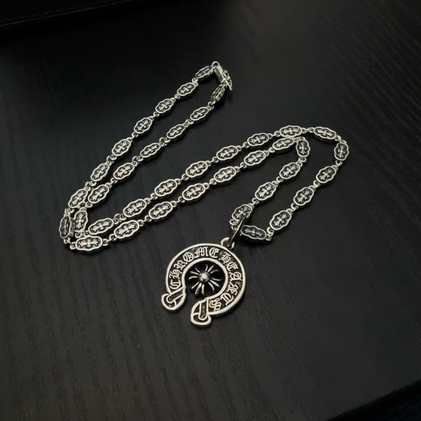  新款【专柜品质】Chrome Hearts克罗心复古十字架项链 马蹄印十字花吊坠 凹凸造型不同的花纹设