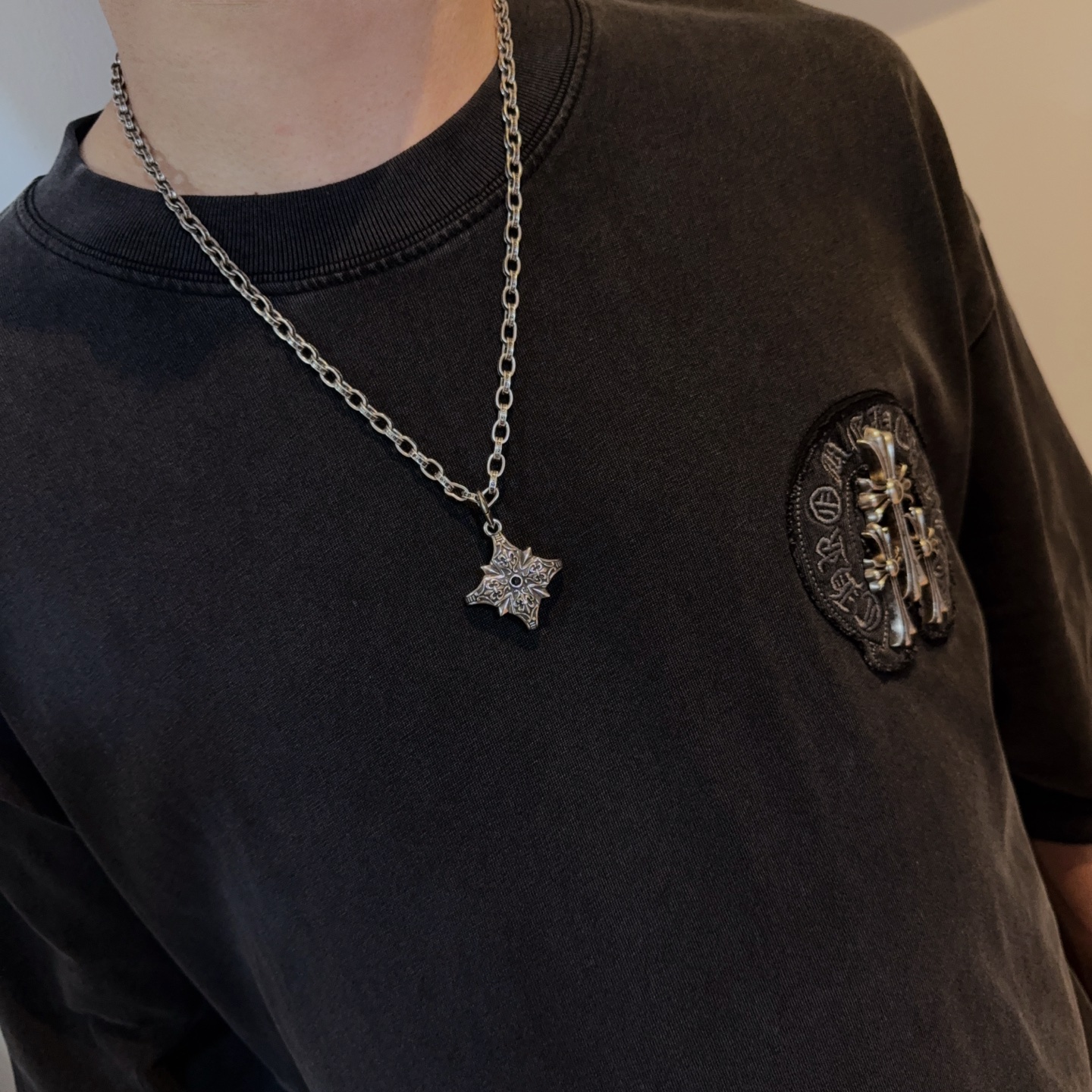  新款【专柜品质】Chrome Hearts克罗心复古字母项链 十字架吊坠 凹凸造型不同的花纹设计风格呈